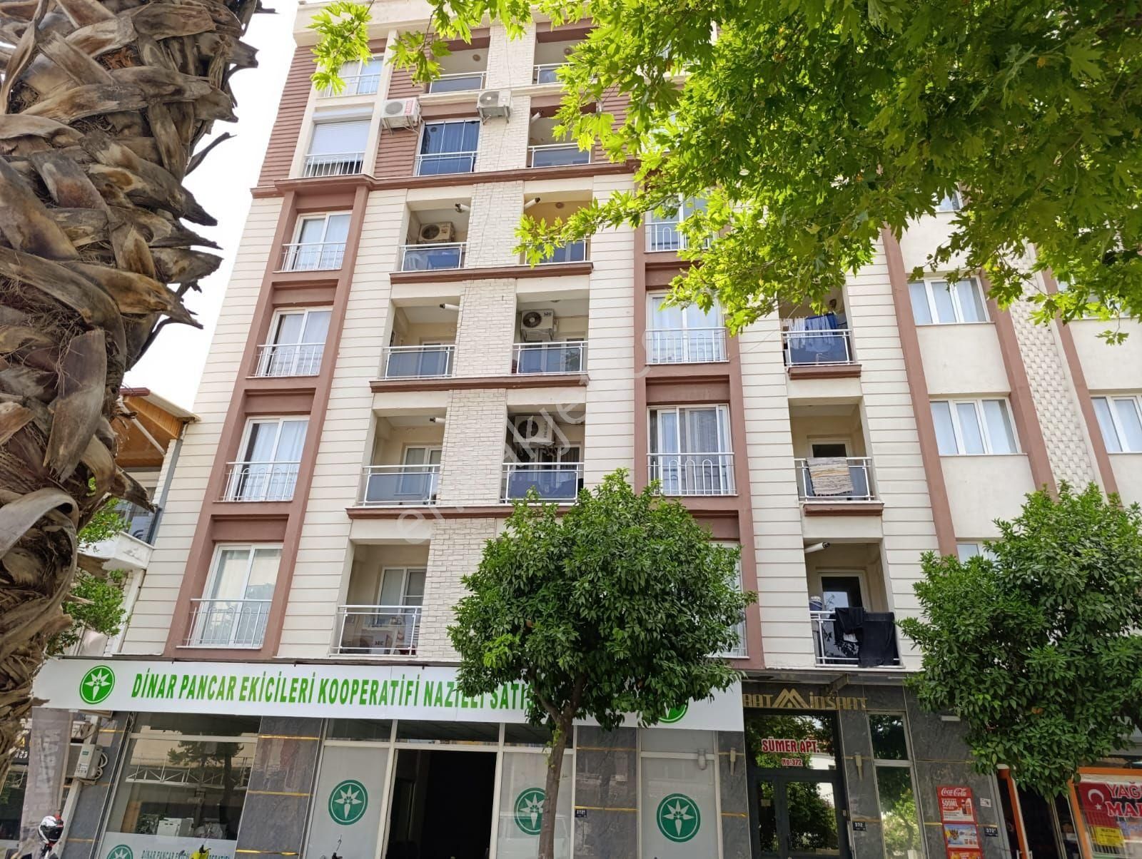 Konut Emlaktan Cadde Üzerinde Esyalı Daire