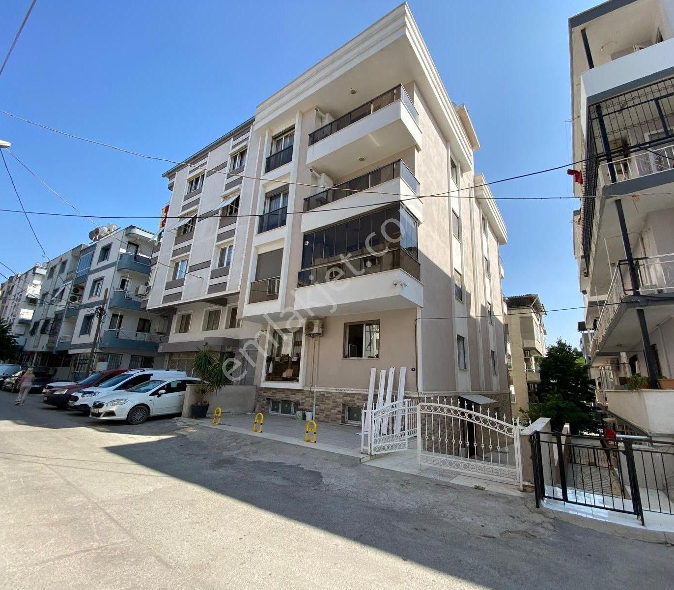Buca İşçievleri'nde; Konak Ve Şirinyer'e Çok Yakın Kiralık Kullanışlı 2+1 Daire