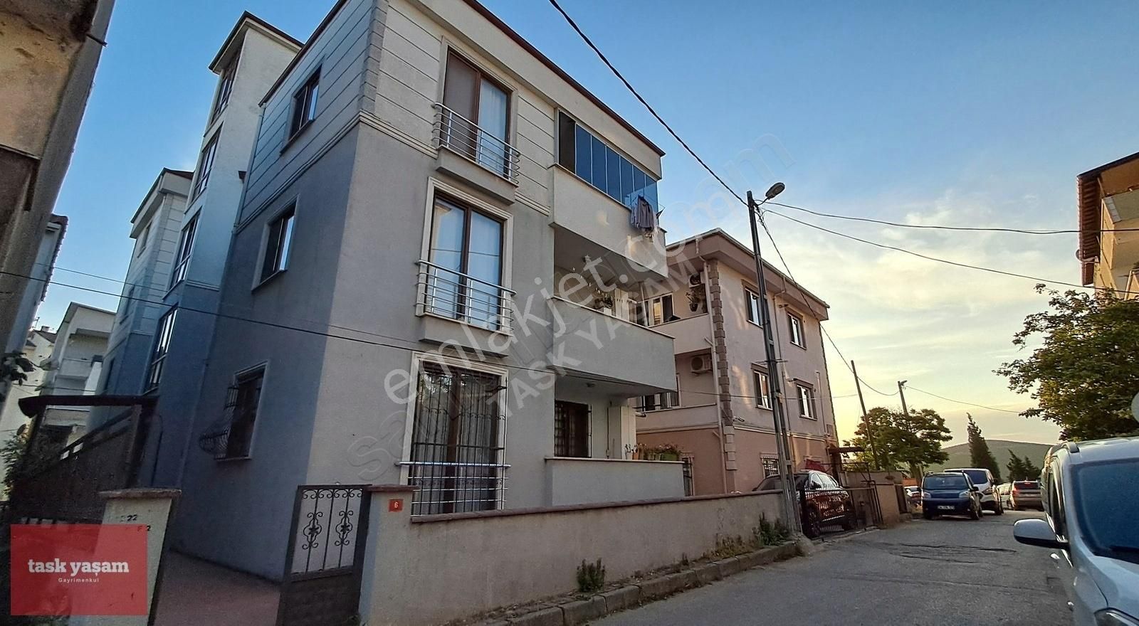 Tuzla Şifa Mahallesinde Merkezi Konum Ara Kat Satılık 2+1 Daire