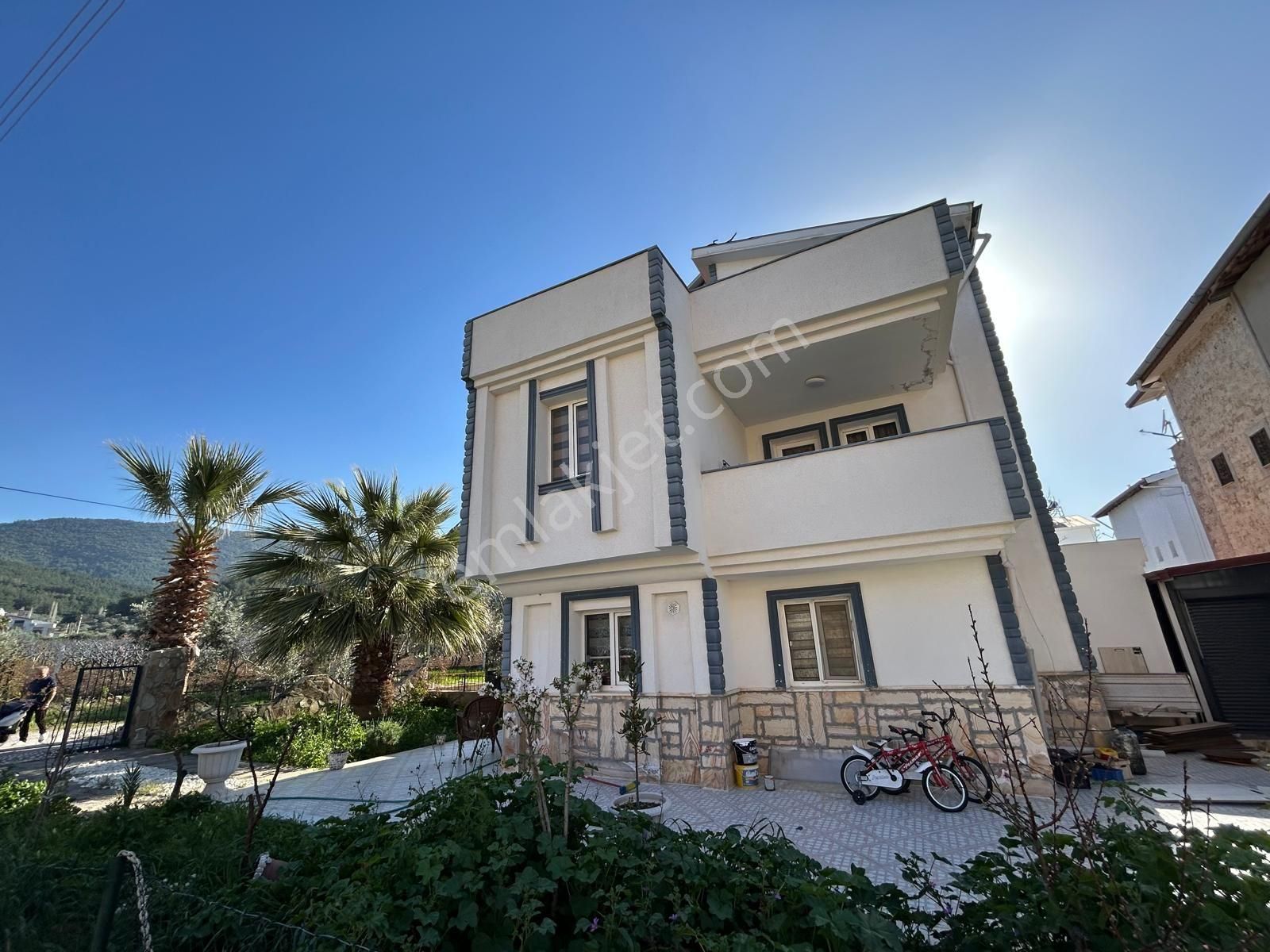 Kuşadası Davutlar'da Büyük Bahçeli Ferah Satılık 3+1