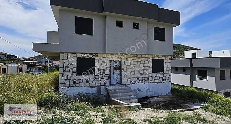 Foça'da Bahçeli Satılık Teraslı Tripleks Villa