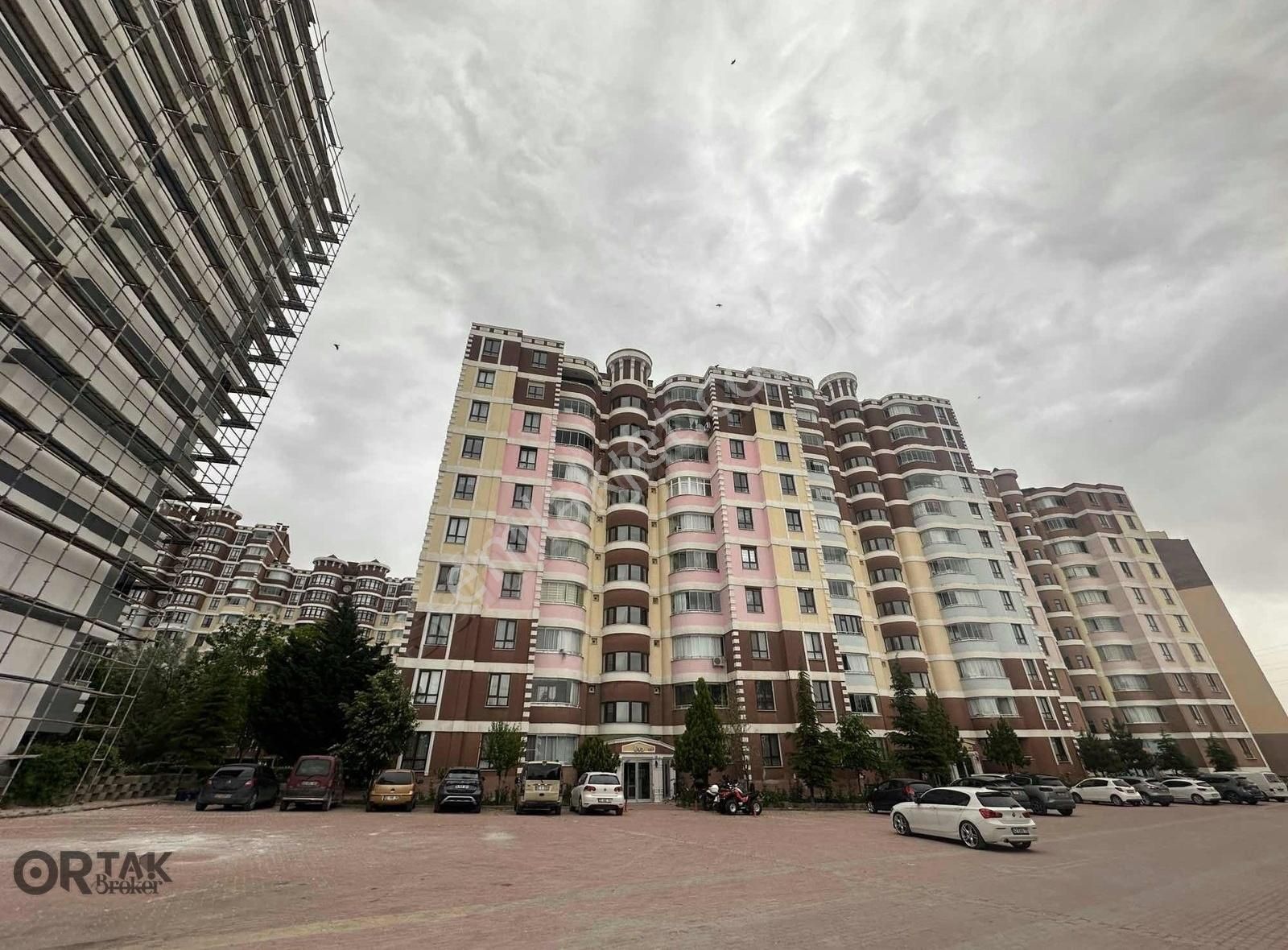 Azra Konutlarında 4+1 Kiralık Daire