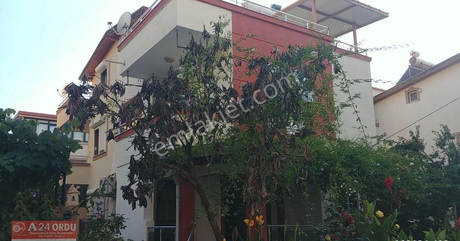 Özdere 14 Evlerde Yolun Altında ,12 Yaşında,manzaralı,geniş Bahçeli,3 Katlı.3+1 Bakımlı Villa.