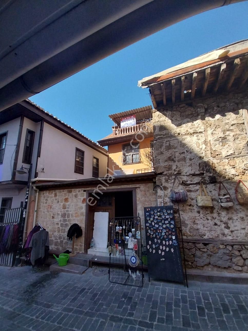 Kaleiçi'nde Tarihle İç İçe Müstakil Ev Fırsatı