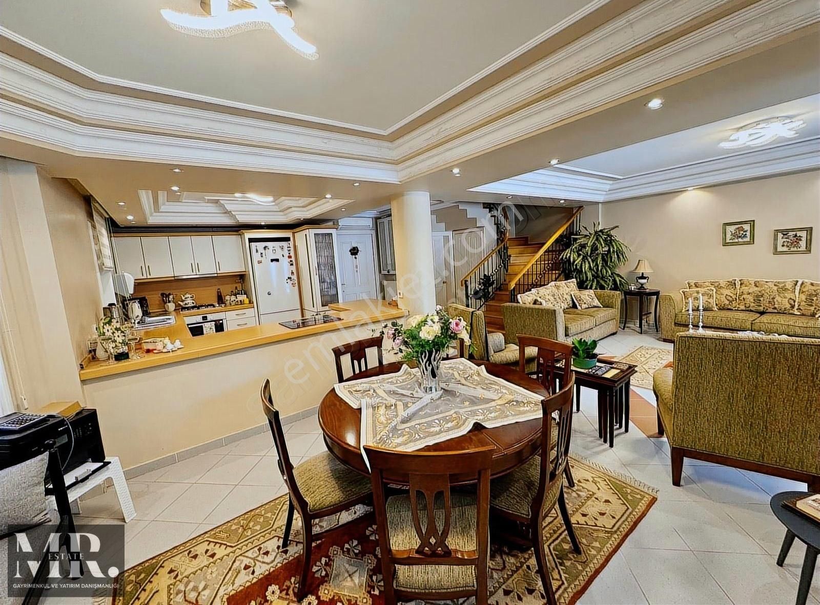 Mr.estate-site İçerisinde 240 M2 Satılık 4+2 Lüks Triplex Villa