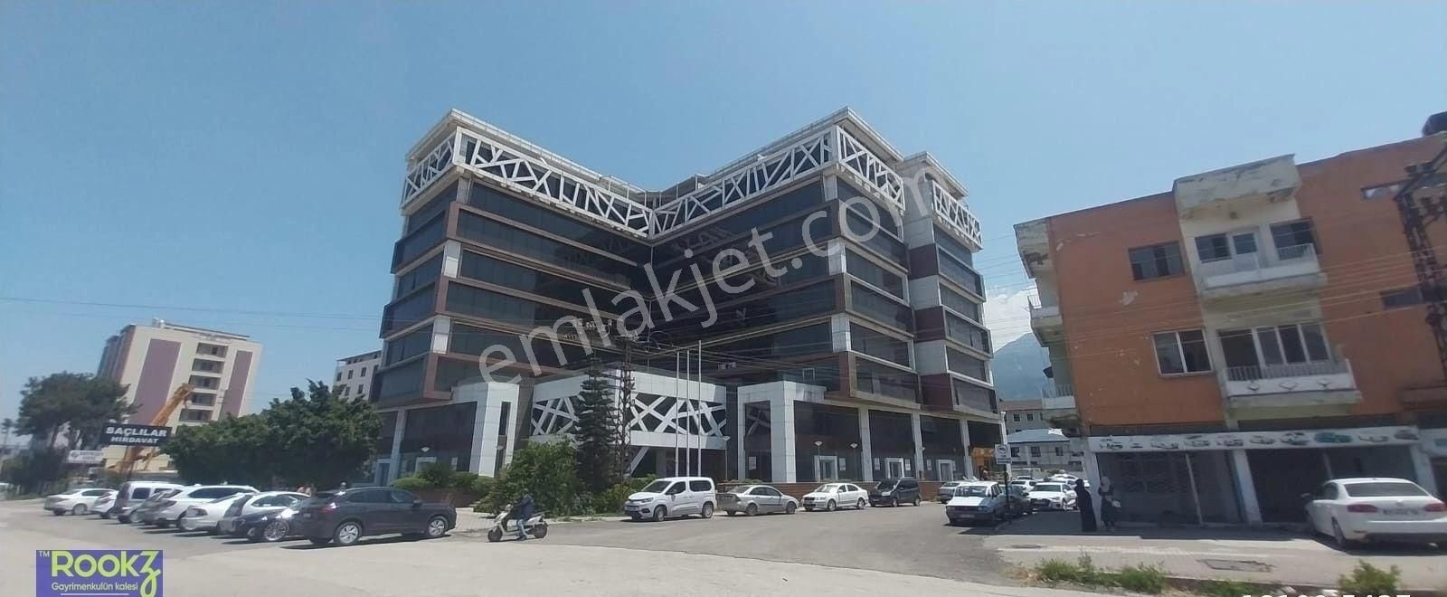 Rookz Ada'dan Payas Pay Towers'da Satılık Mobilyalı 3+1 Ofis