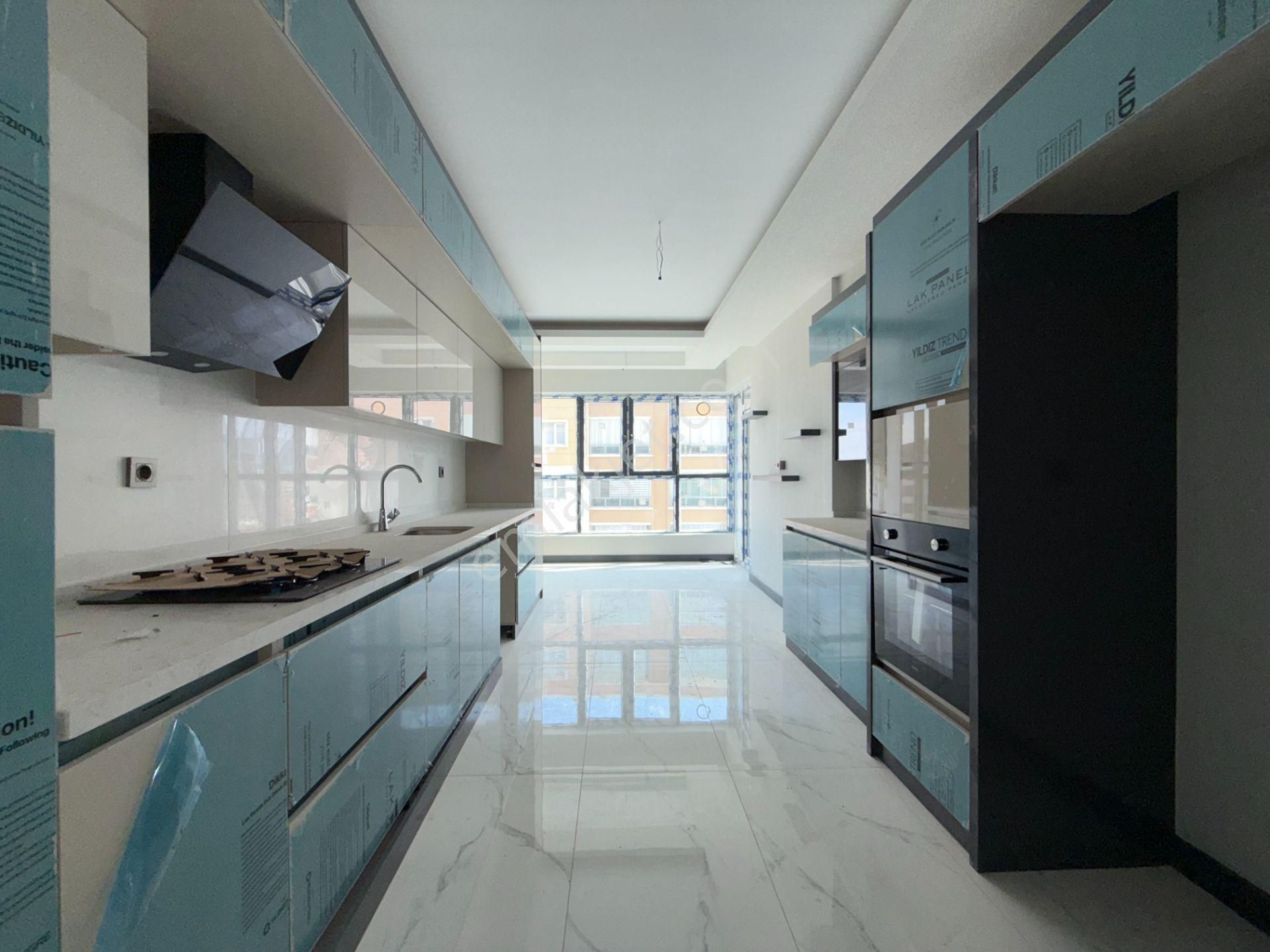Ufuk Kılıç Emlak'tan Lüx Sitede, Sıfır K.otoparklı, 7.kat G.odalı 4+ Daire