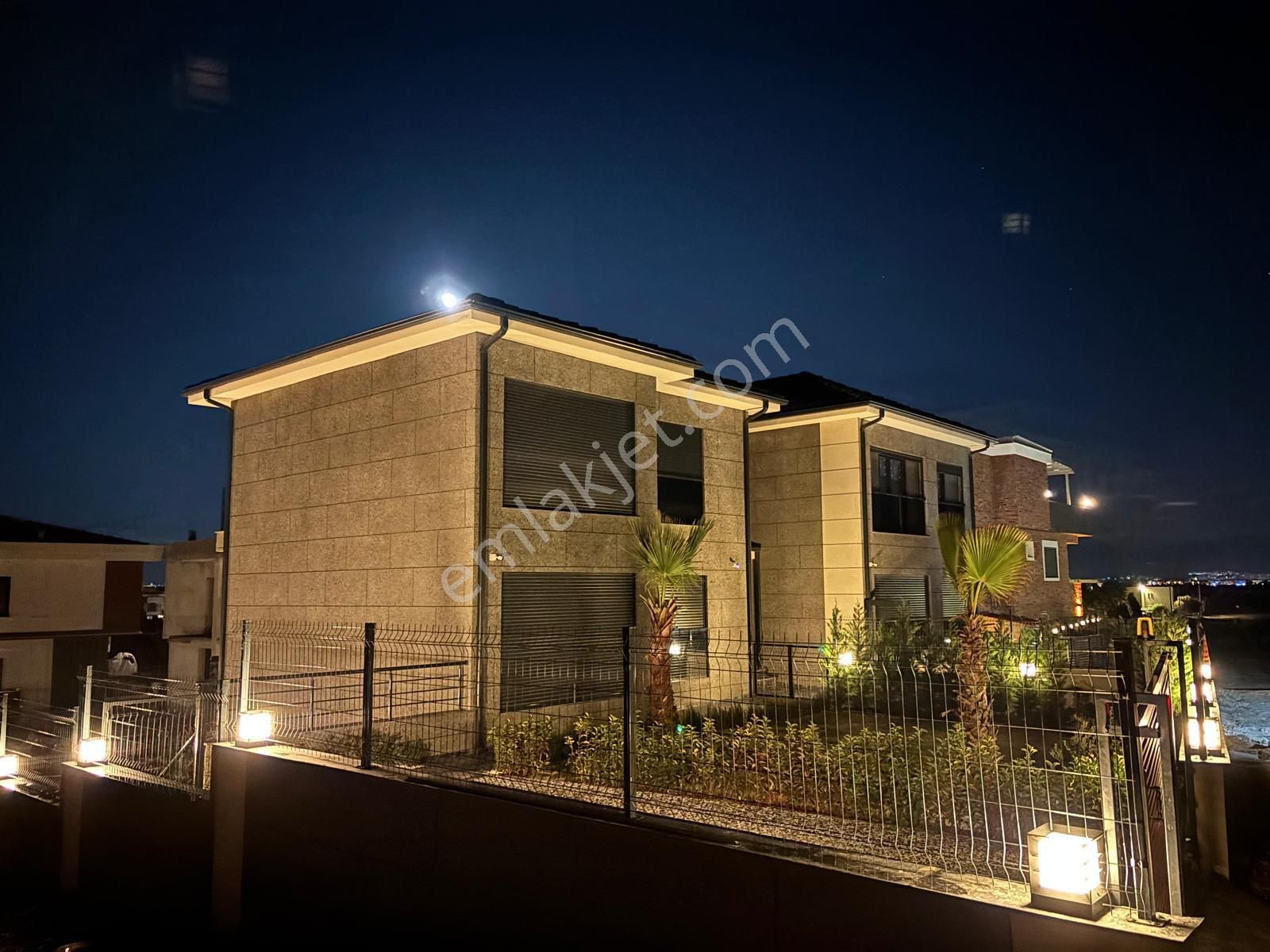 Menemen Villa Kent Girişinde Satılık Havuzlu Villa