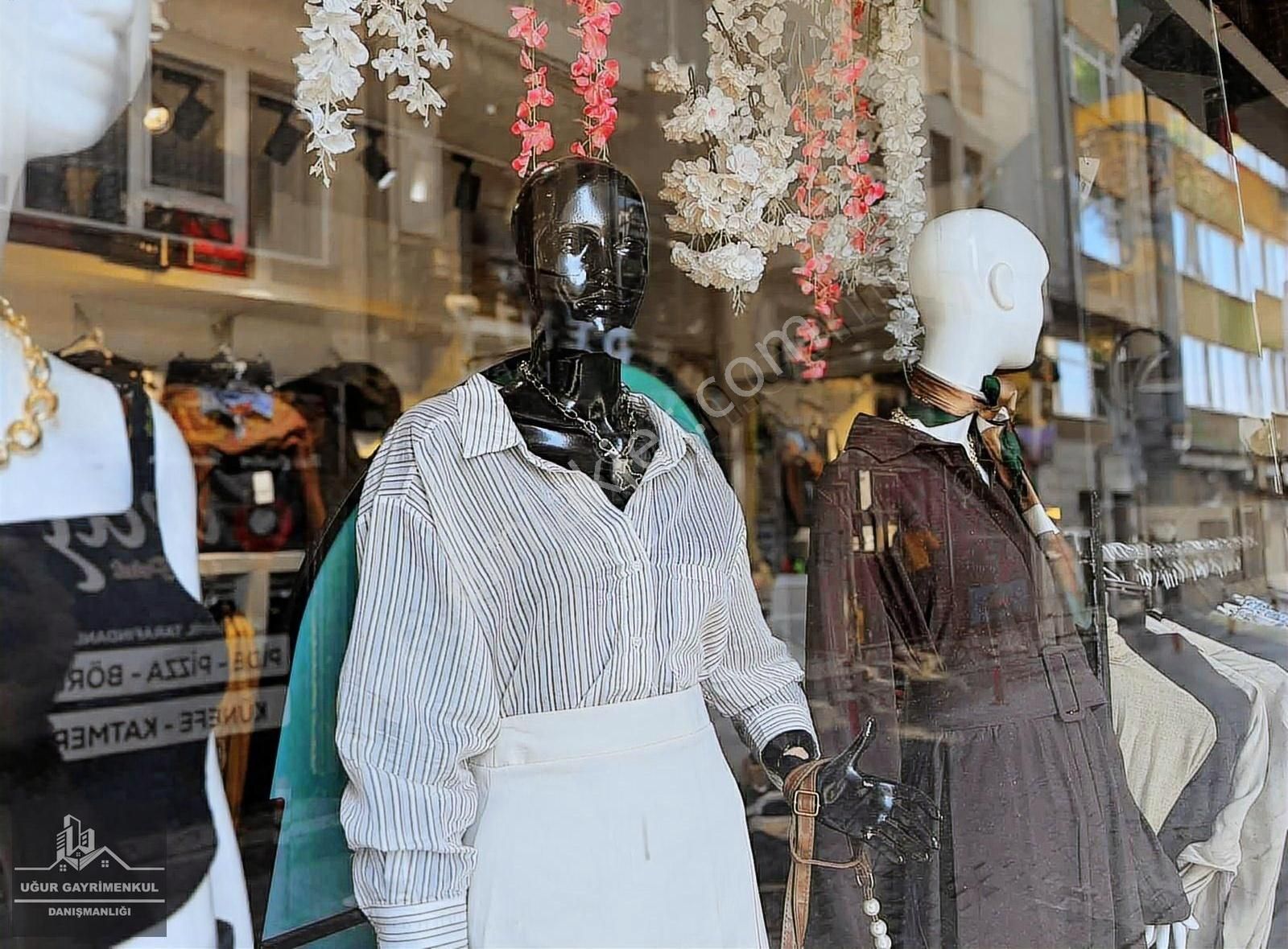 Uğur Gayrimenkul'den İskele Meydanına Yakın Butik Giyim Mağazası
