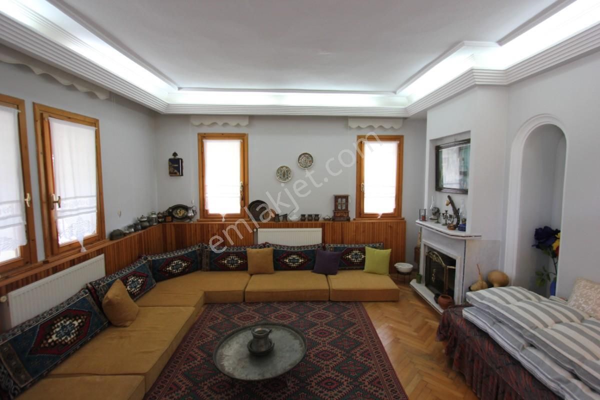 Çatalcada Müstakil Havuzlu Çift Katlı Havuzlu Villa
