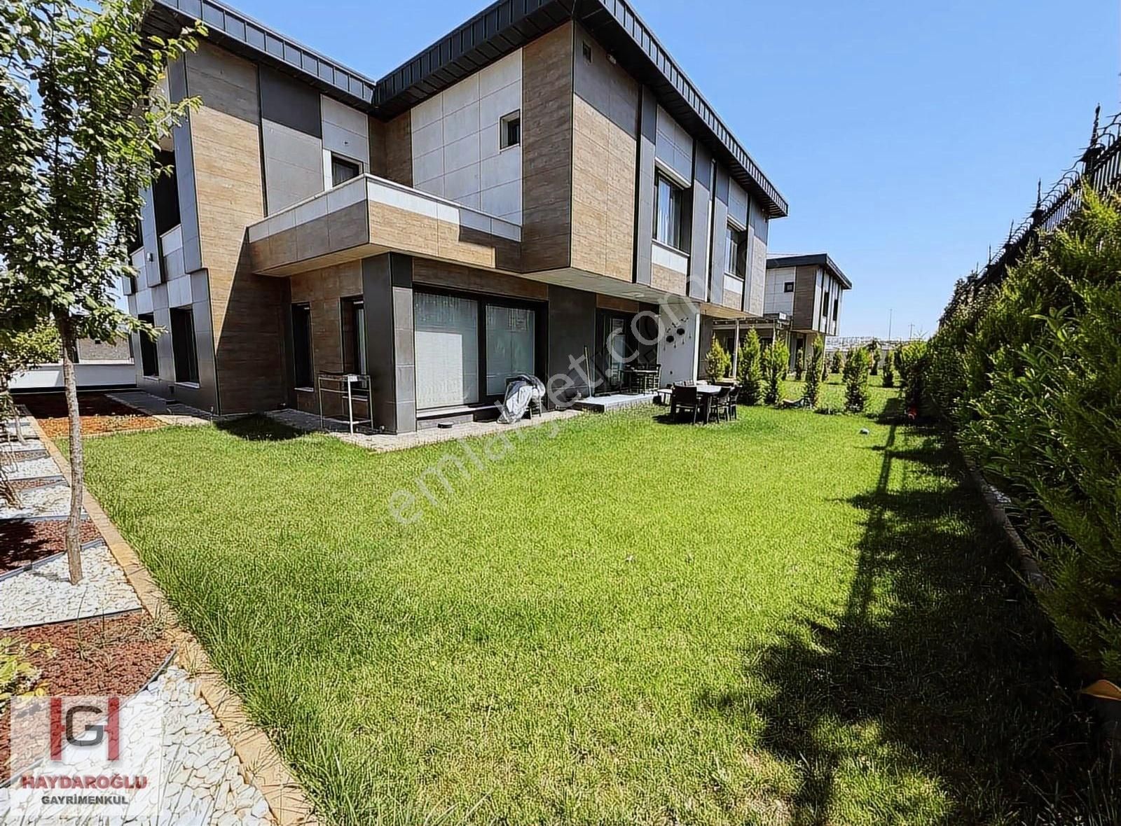 15 Temmuz Bölgesinde Ultra Lüks Bahçeli 3 Katlı Satılık Villa