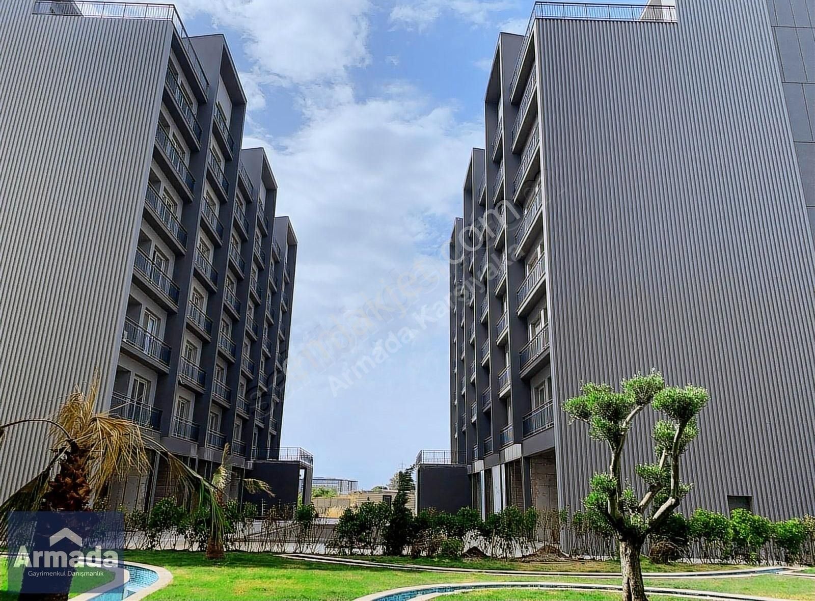 Katip Çelebi Üniversitesi Karşısında Site İçerisinde Satılık 1+1