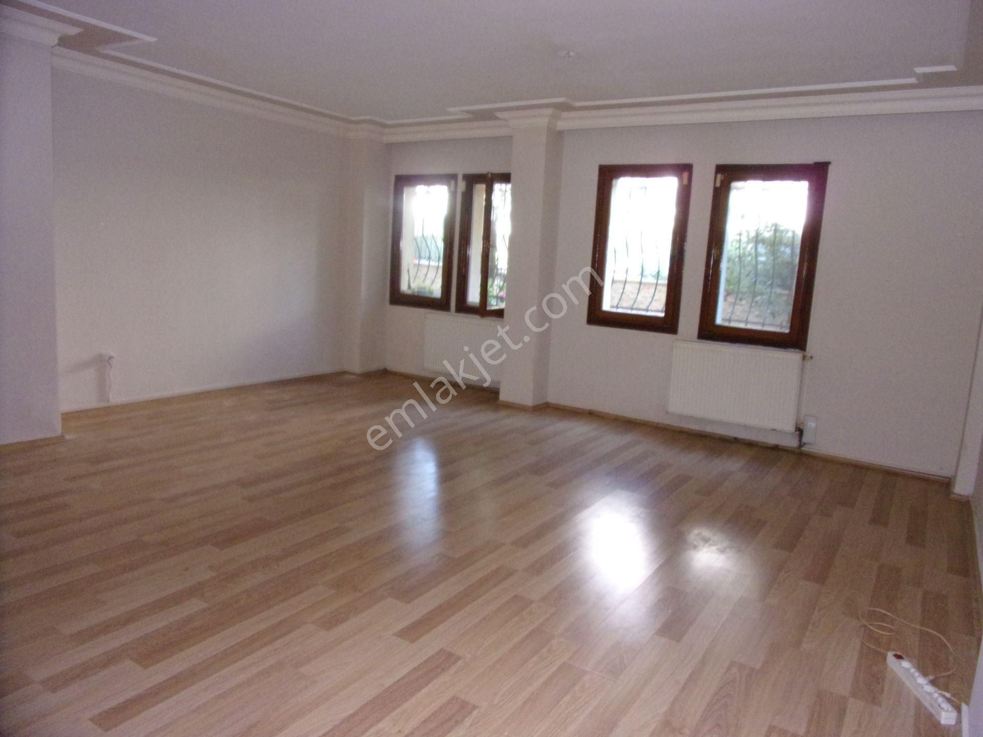 Tarabya Sanatçılar Sitesinde 3+1 170 Metrekare Bahçe Kullanımlı Satılık Bahçe Katı