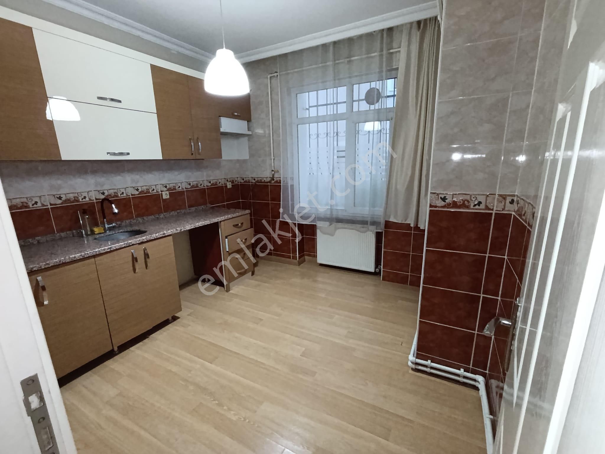 M.akif Mah. Tavukçuyoluna Yakın Nezih Bölgede 3+1/125m2. Kiralık