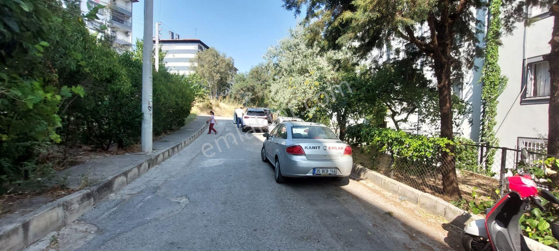 Karşıyaka Elit Sitesinde Satılık 2+1 Bakımlı Daire Kanıt Emlakta