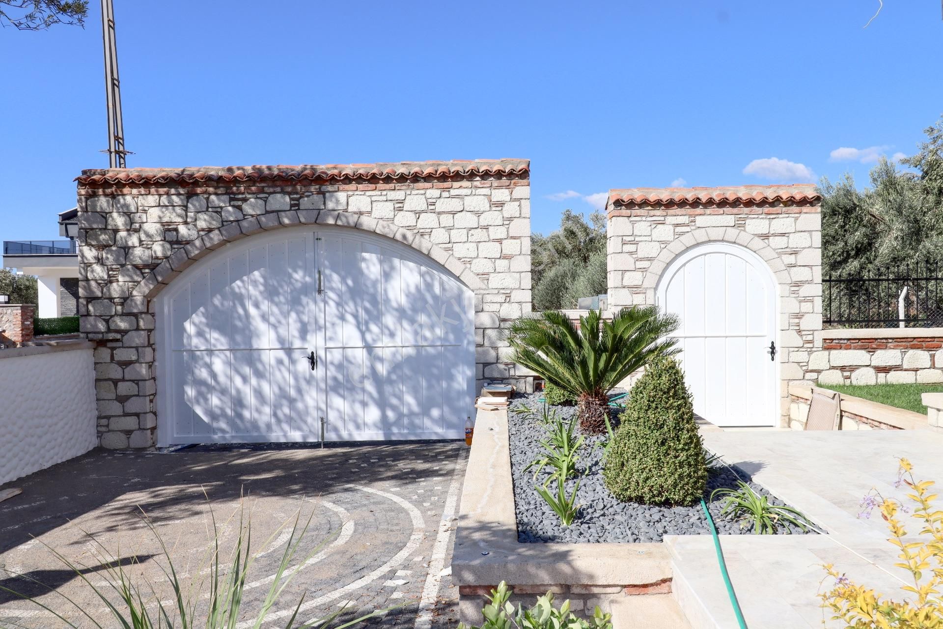 Altınoluk'ta Satılık Özel Havuzlu Villa 650 M2 Arsalı Alaçatı Villa - Görsel 16