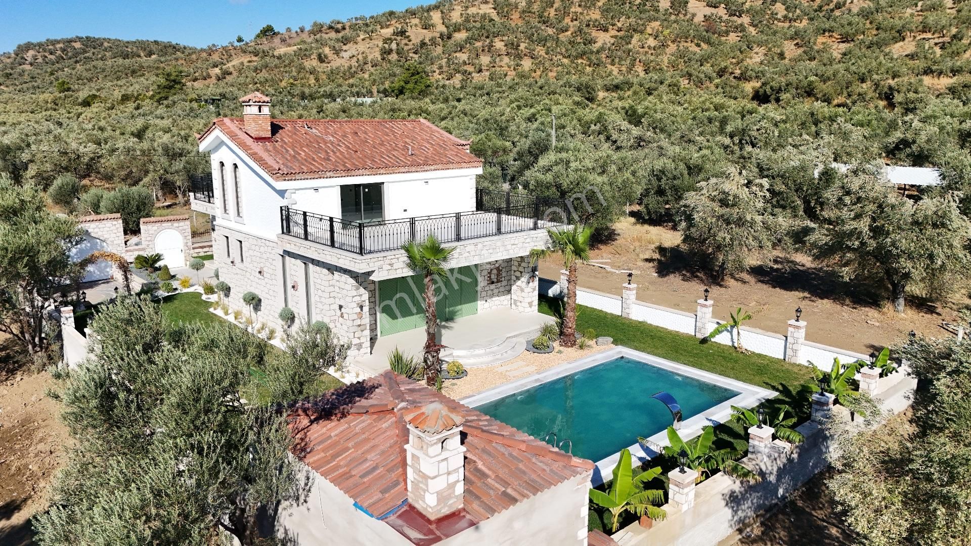 Altınoluk'ta Satılık Özel Havuzlu Villa 650 M2 Arsalı Alaçatı Villa