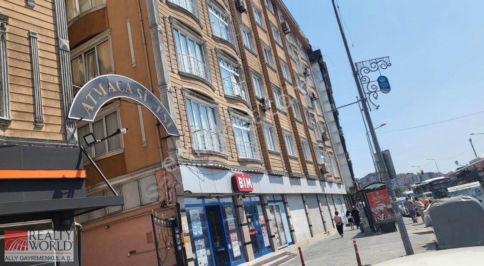 Alibeyköy Metro Yanıbaşı Ana Caddede 5+1 Otoparklı 180 M2 Dublex