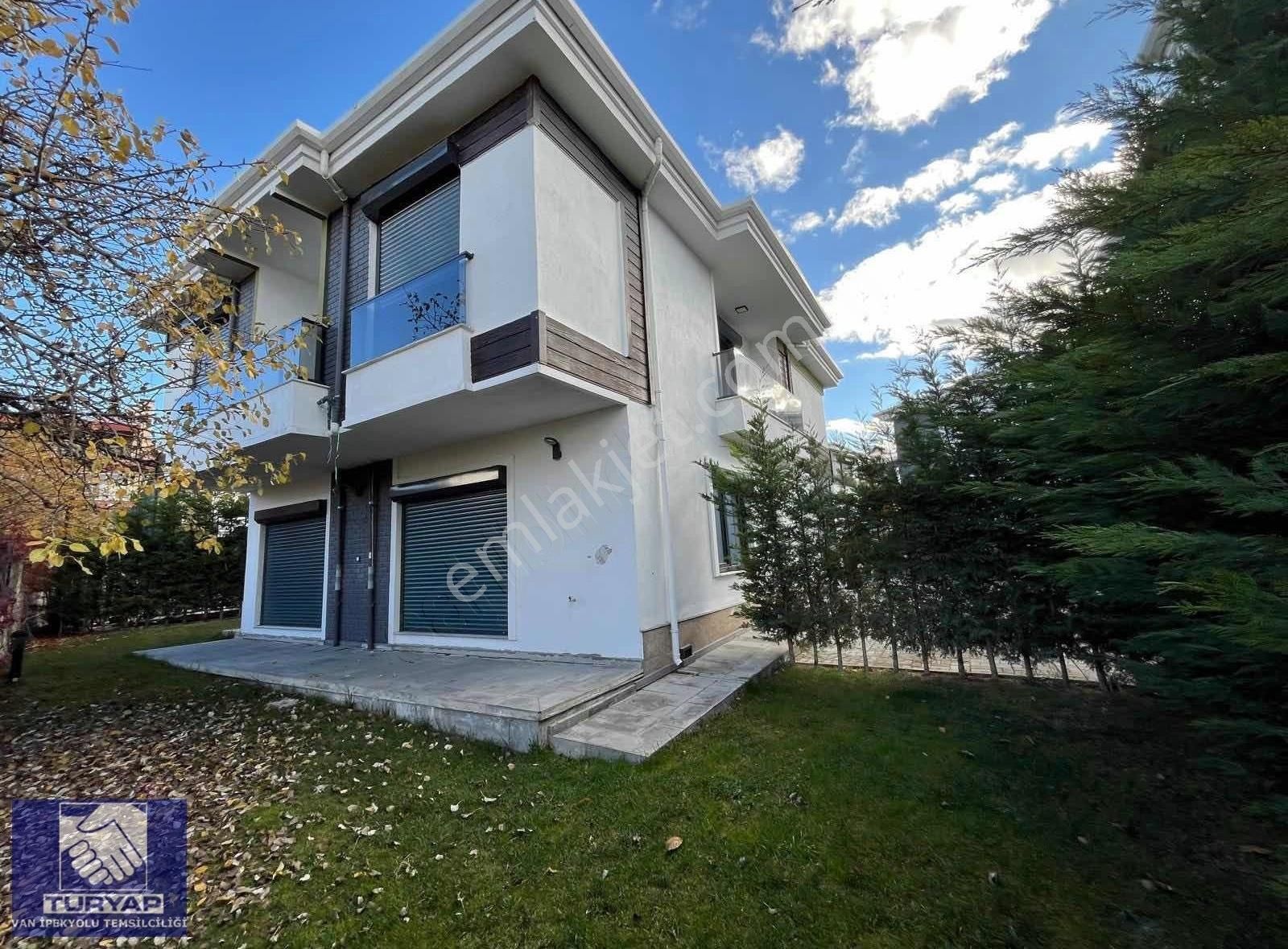 Turyap'tan Edremit Yeni Mahallede Satılık 4+1 Triplex Villa