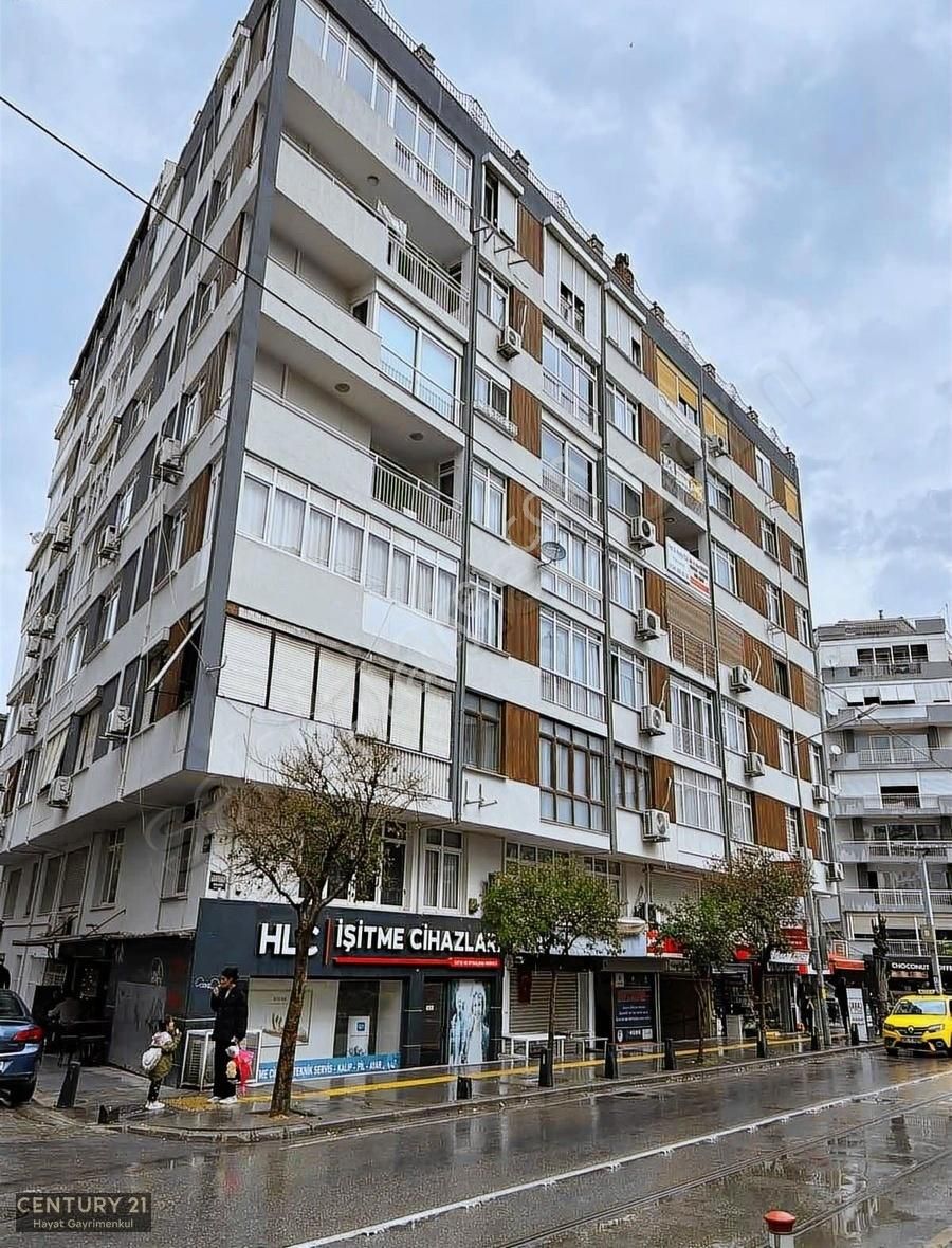 Alsancak Şair Eşref Bulvarı Muhteşem Konumda 3+1 Satılık Daire