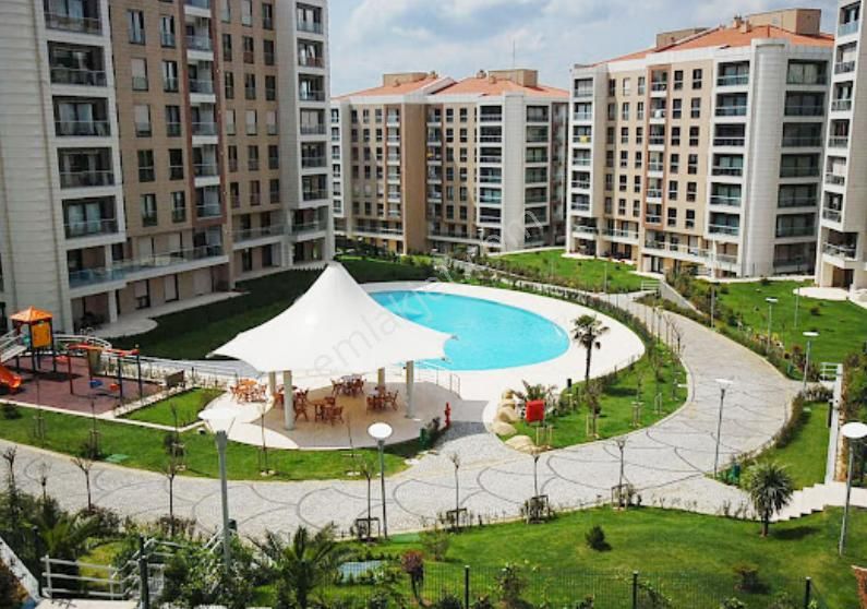 Acıbadem Almondhill'de Satılık Teraslı, Geniş 5+1 Daire