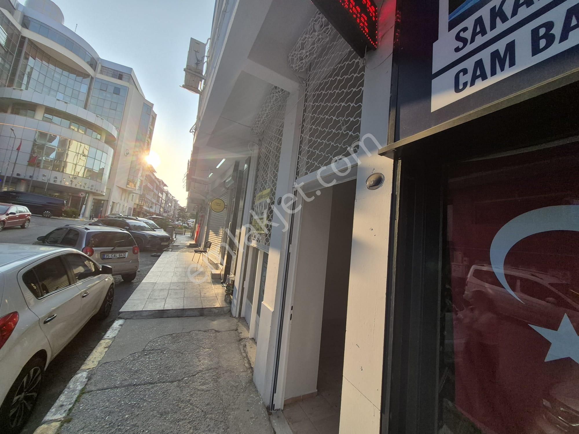 Turpa Taşdemirden Balçova Belediyesi Karşı Sokağı Satılık Dükkan