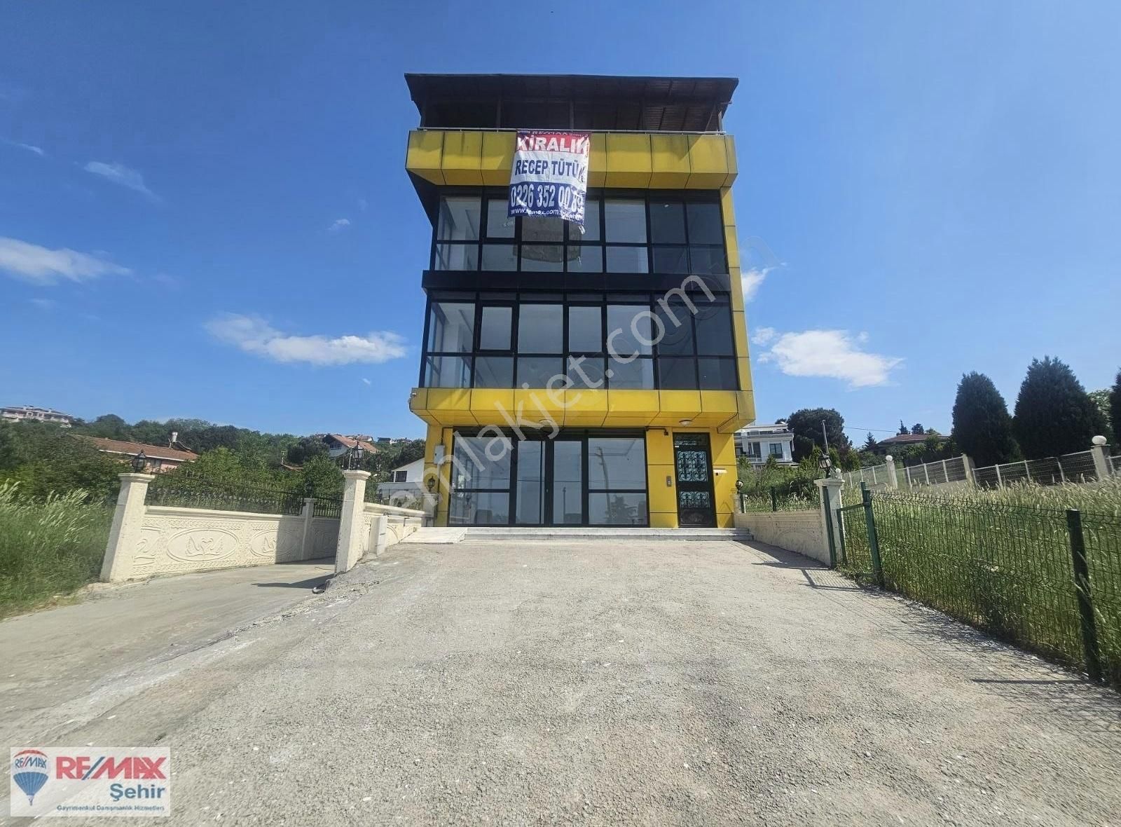 Çiftlikköy'de Anayola Cephe Deniz Manzaralı Kiralık İşyeri