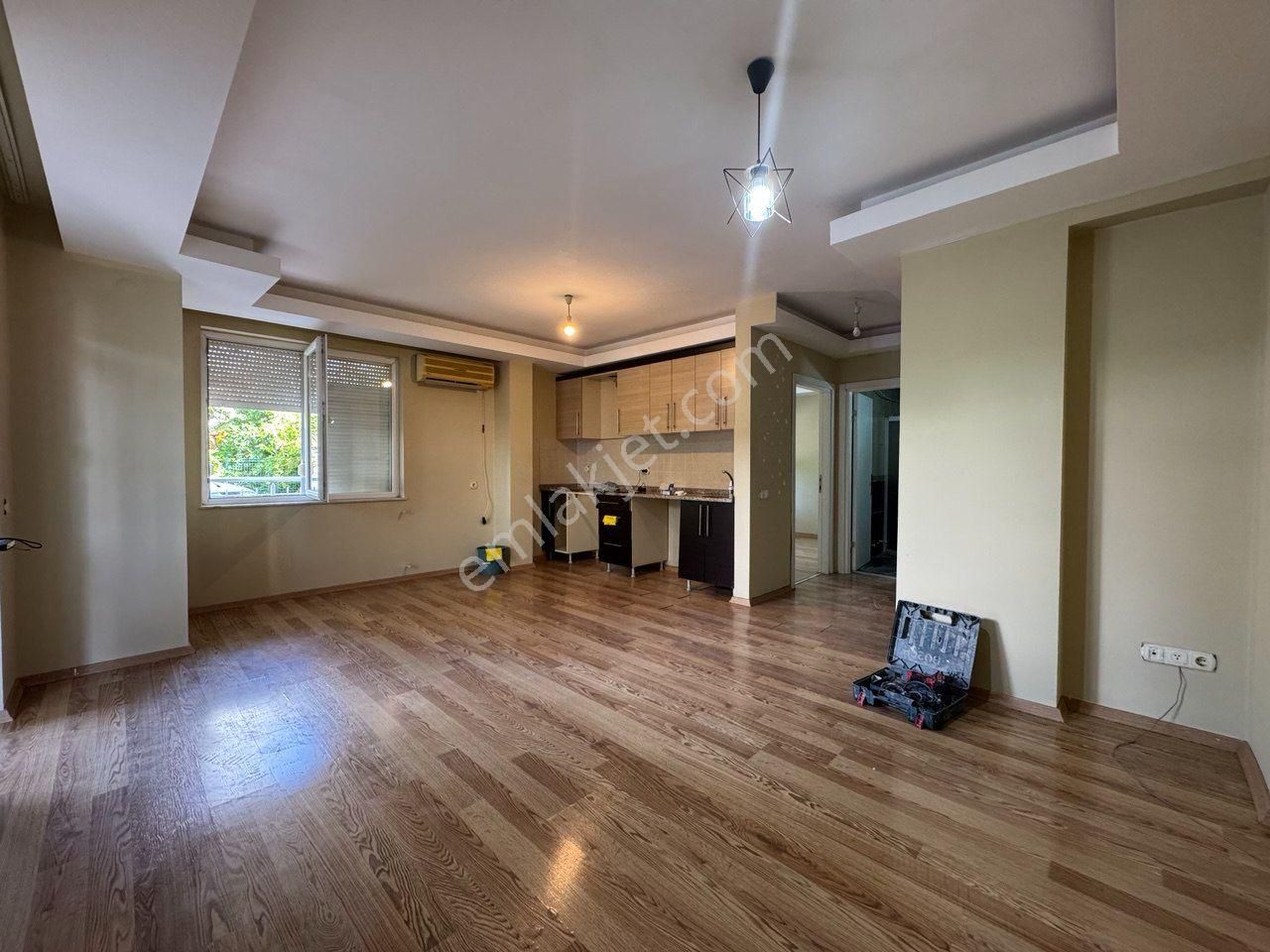 Güzeloba Kavşağında Keyifli Balkonlu Eşyasız Kiralık 1+1 Daire!!