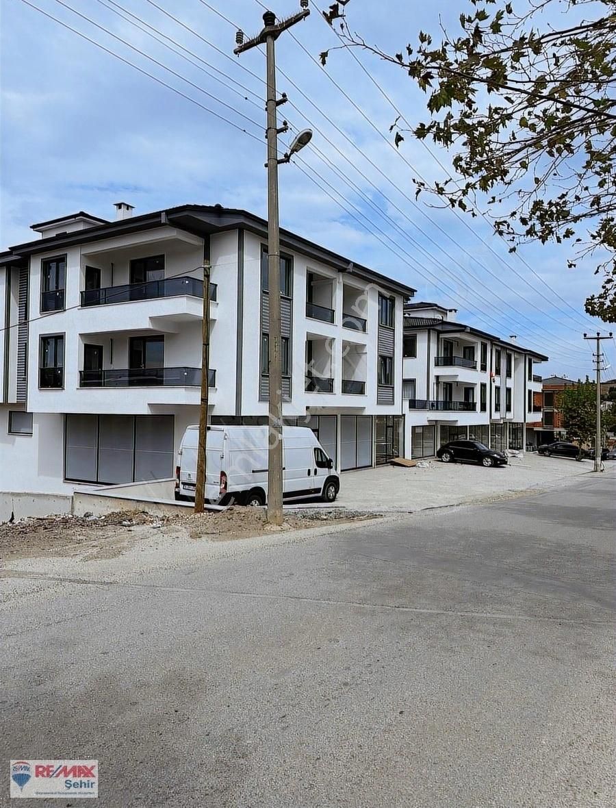 Remax Dan Dere Mahallesinde 365 M² Satılık İki Dükkan