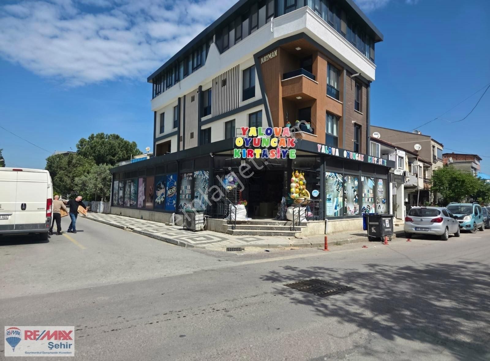 Remax Yalova'dan Caddeye Cephe Satılık Köşe Dükkan