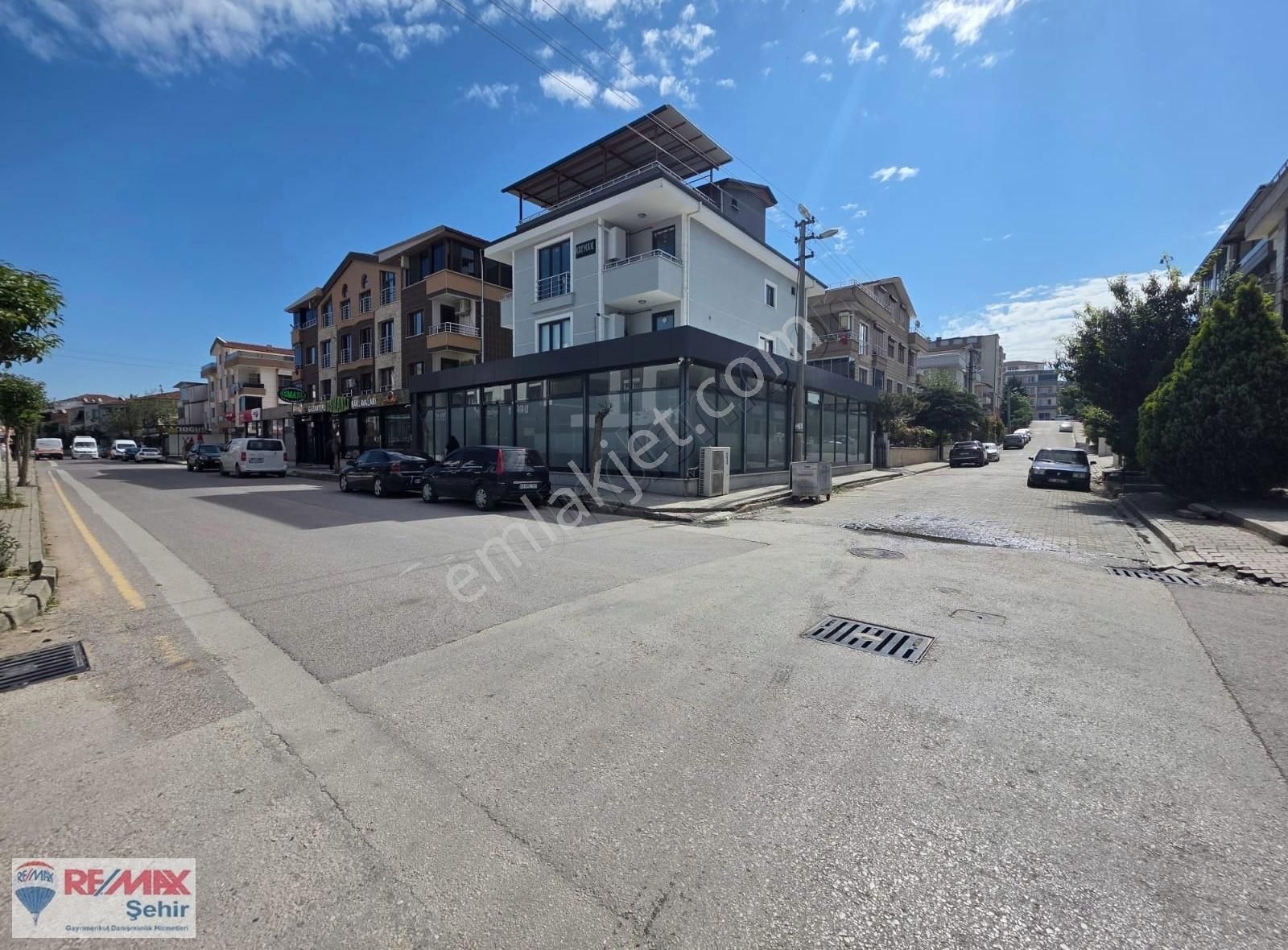 Remax Yalova'dan Mehmet D. Caddesine Cepheli Köşe Dükkan