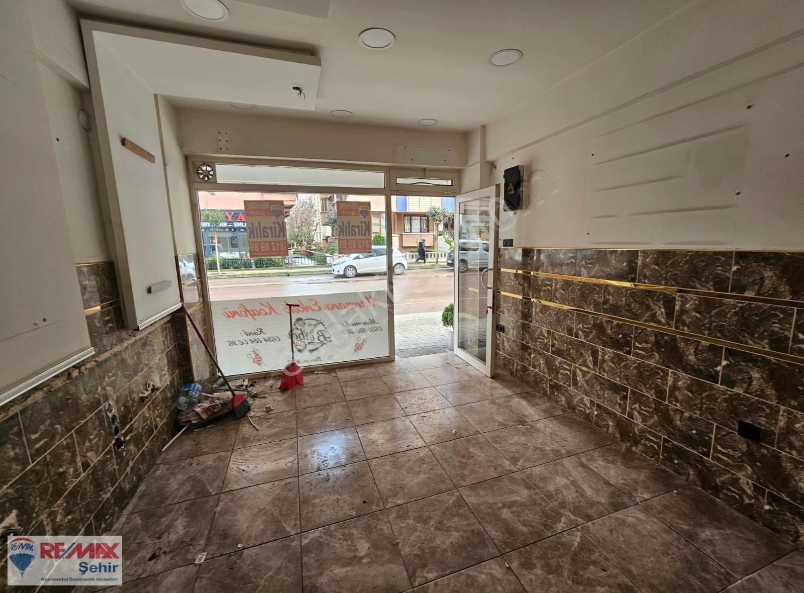 Re/max Yalova'dan Maramara Caddesinde Kiralık Dükkan