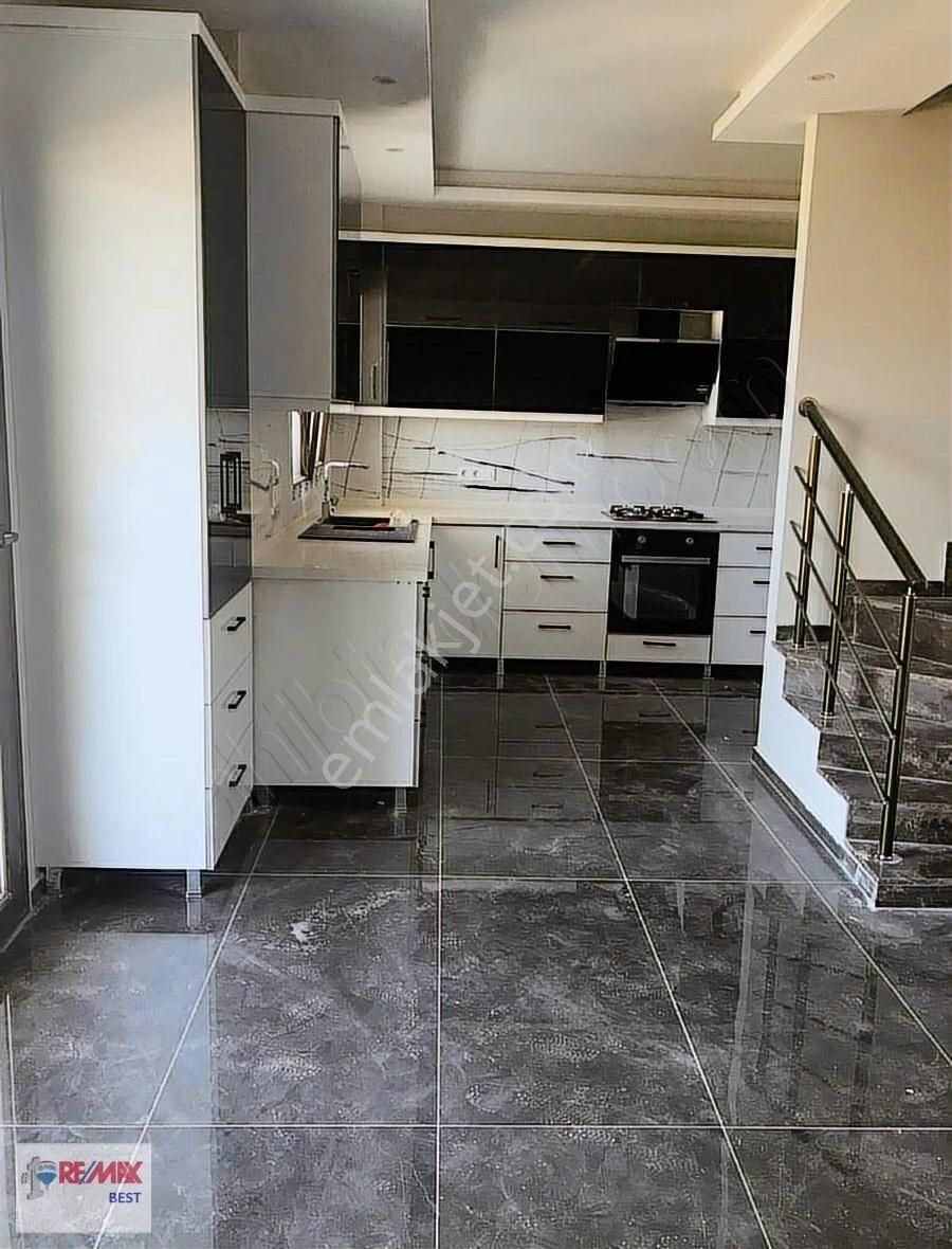 Remax Best Tuğyan Can Koç'tan Yenifoçada Deniz Manzaralı Villa