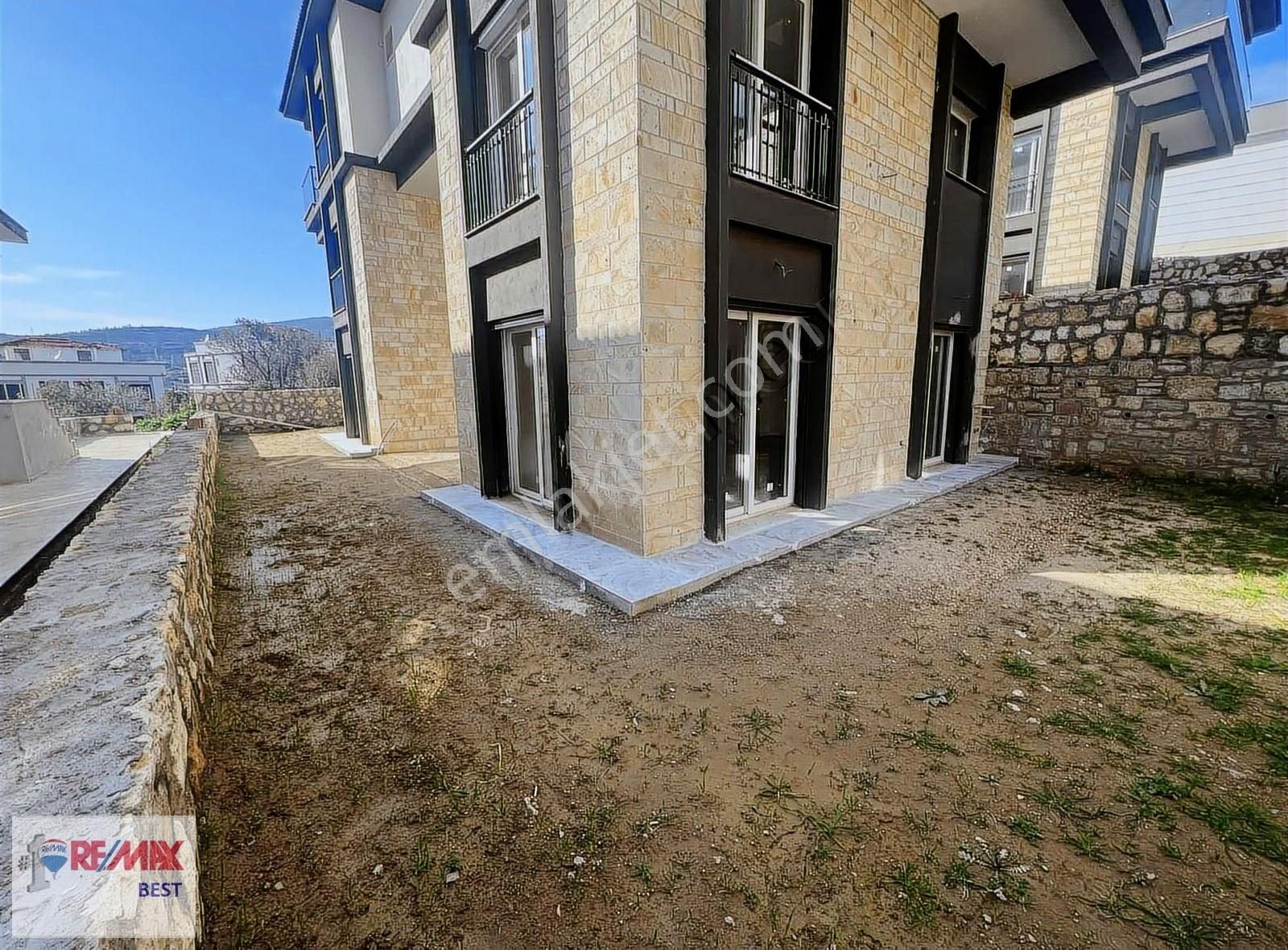 Miraç Can Kızılateş'ten Yeni Foça 'da 3+1 Tripleks Villa