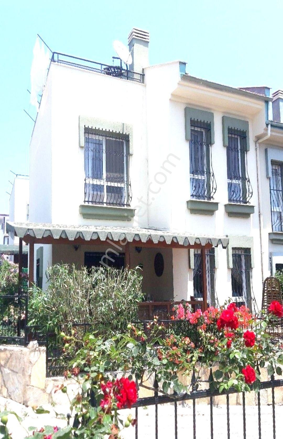 Kuşadası Kadınlar Denizinde Havuzlu Sitede Full Eşyalı Villa