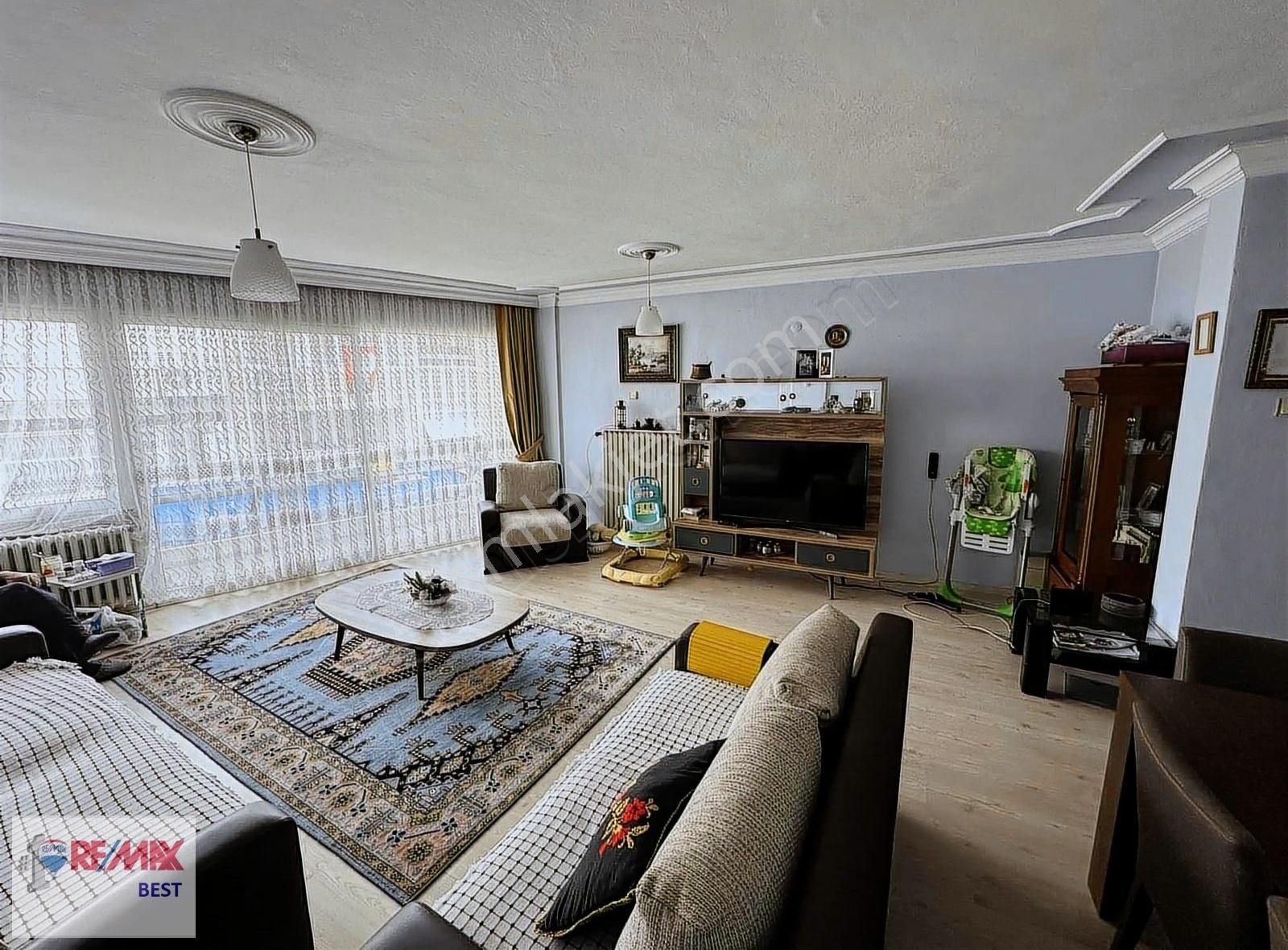 Remax Best'ten Karşıyaka Metro Durağı Yakını Satılık 3+1 Daire