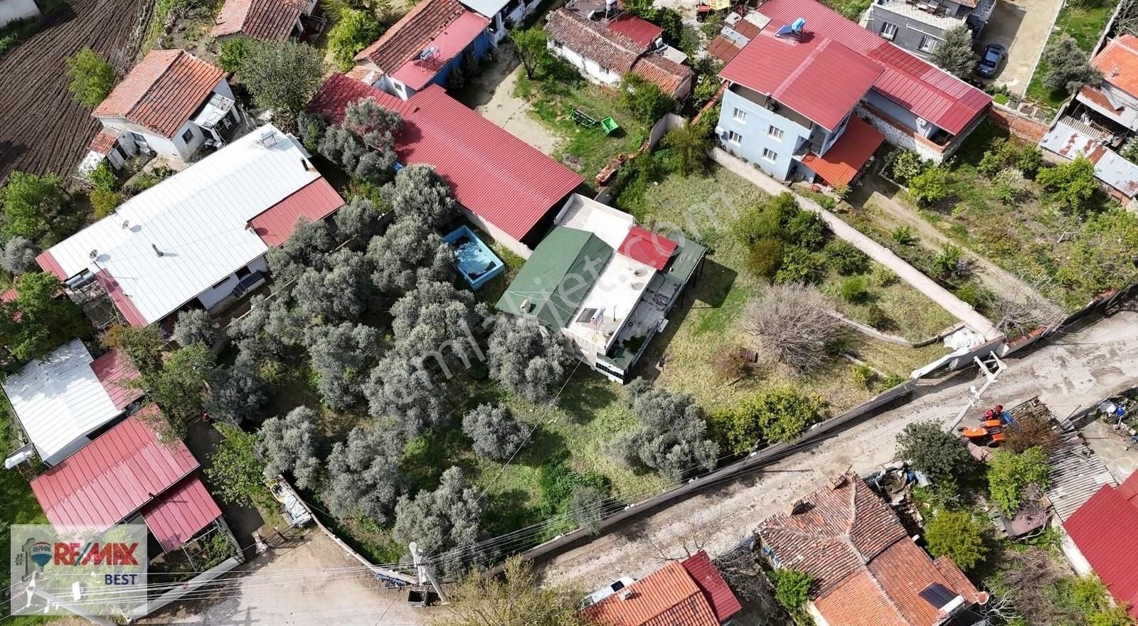 İzmir Tire Mehmetler Köyünde Satılık Havuzlu Bahçeli Ev