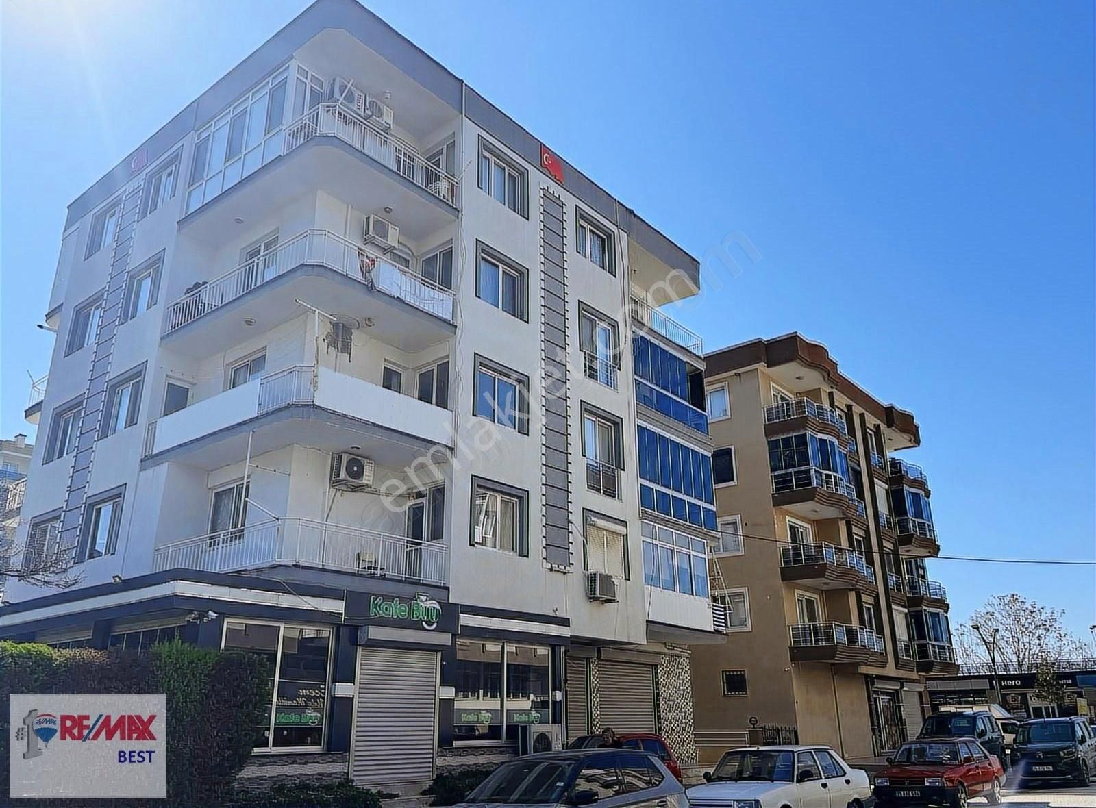 Menemen Mermerli Mahallesinde Üç Cepheli Satılık Daire