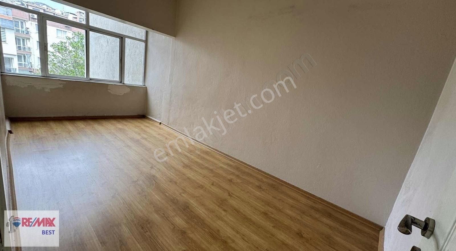 Bayraklı Belediyesi Yakını 3+1 Satılık Daire