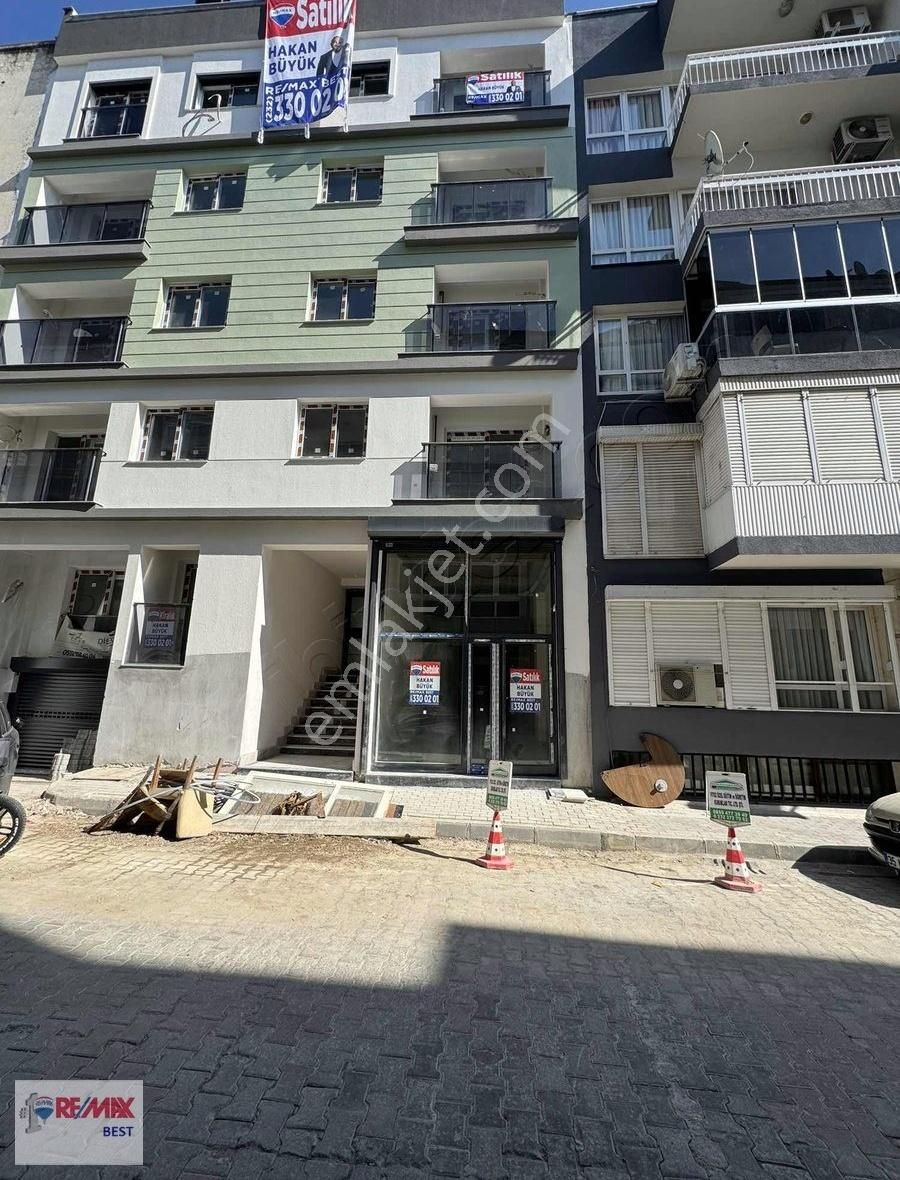 Hakan Büyük"ten Karşıyaka Zübeyde Hanım Cad. Üzeri Çarşı Yakını
