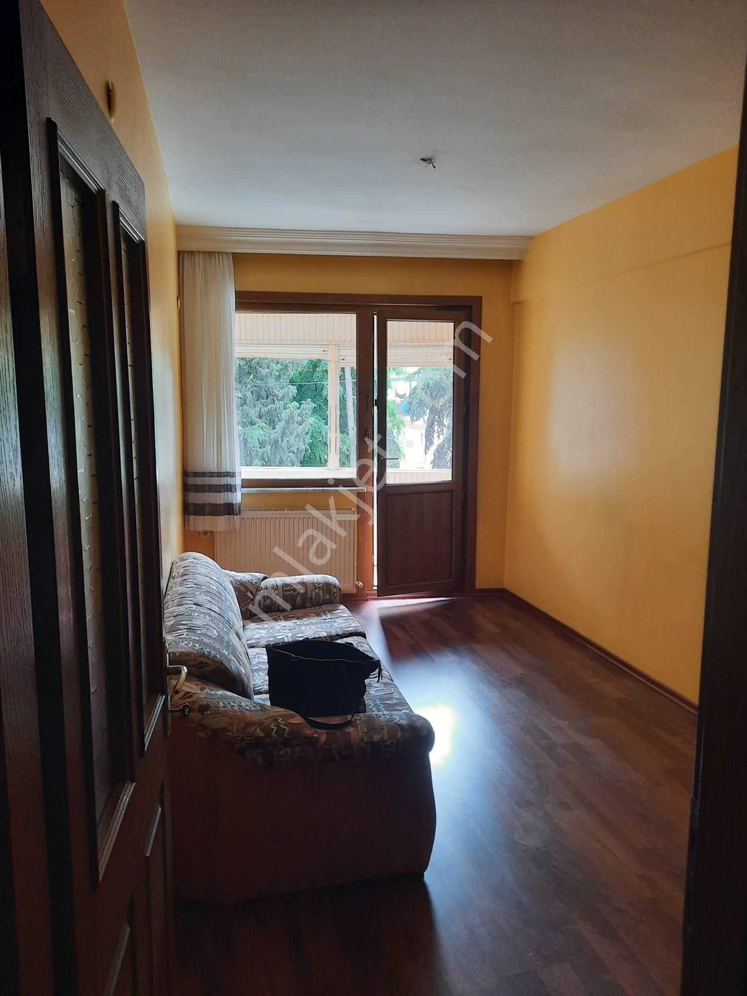 Üsküdar Merkezde 2+1 Kısmen Eşyalı Tertemiz Daire