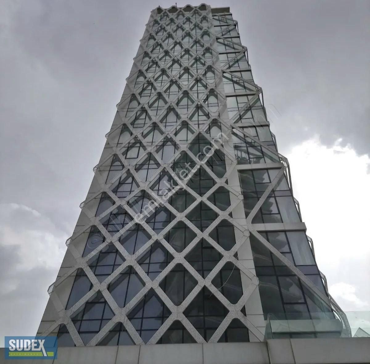 Forum Çivarında Deniz Manzaralı Kiralık Ofis