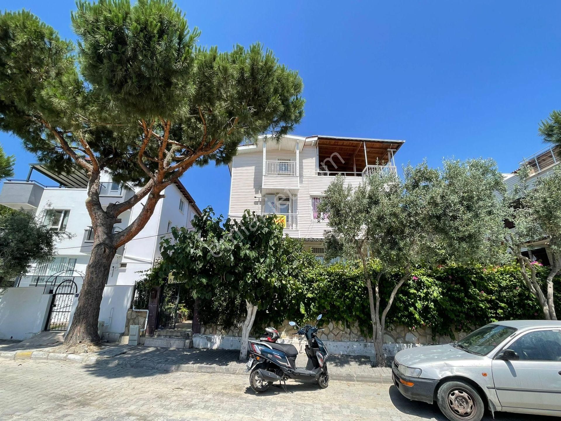 Kuşadası Türkmen Mahallesinde Deniz Manzaralı Tripleks Villa