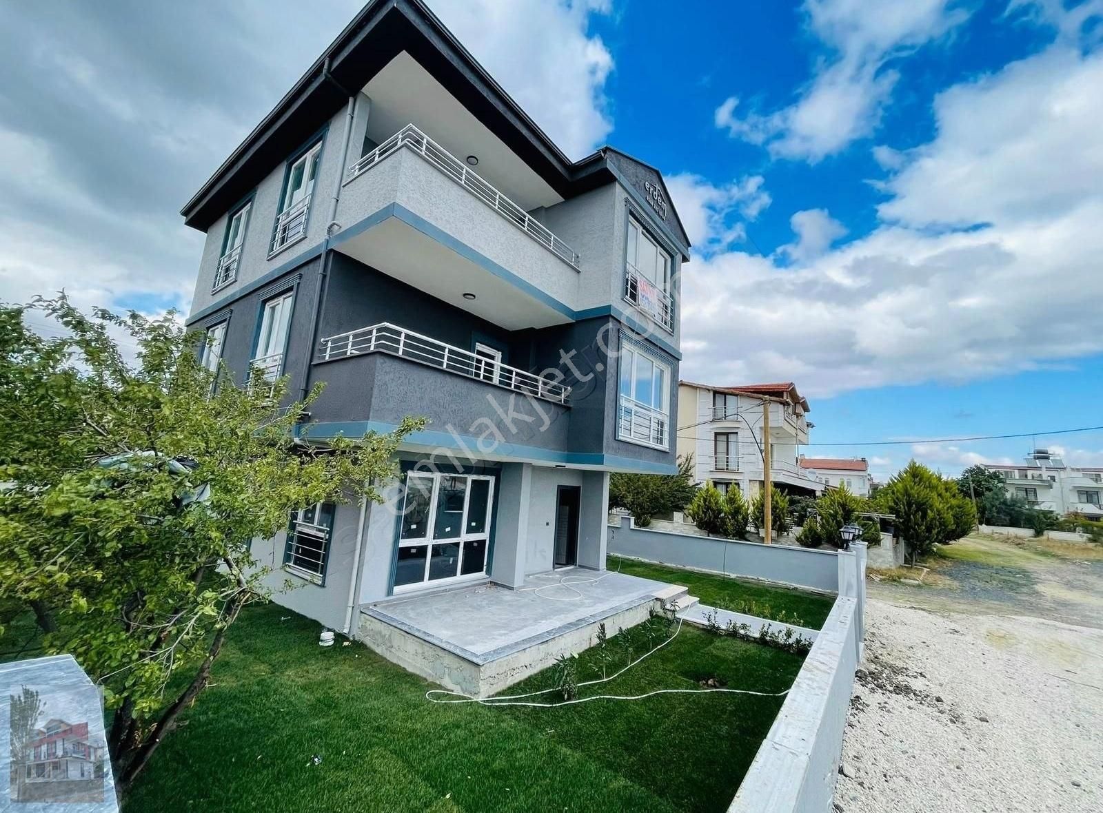 Yeniçiftlik Müstakil İlk Gelen Süper Konumda Denize 300mtre