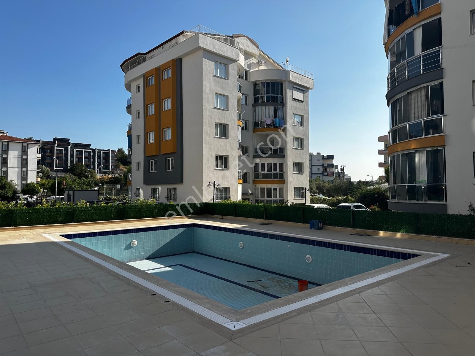 Kuşadası Ege Mah Havuzlu Sitede Geniş 3+1