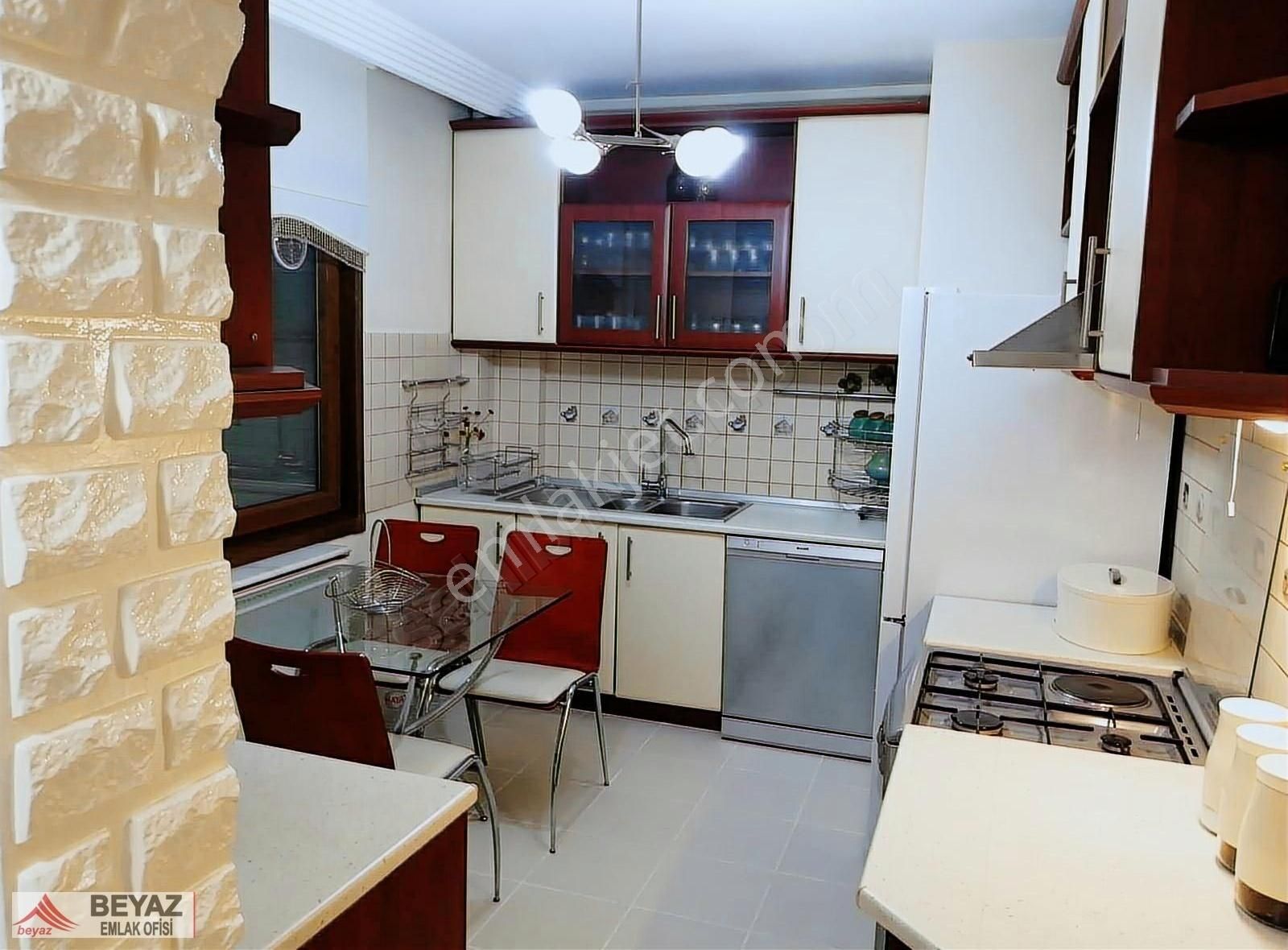 Beyaz Emlak'tan Mevlana Cadde Üstü 3+1 Daire