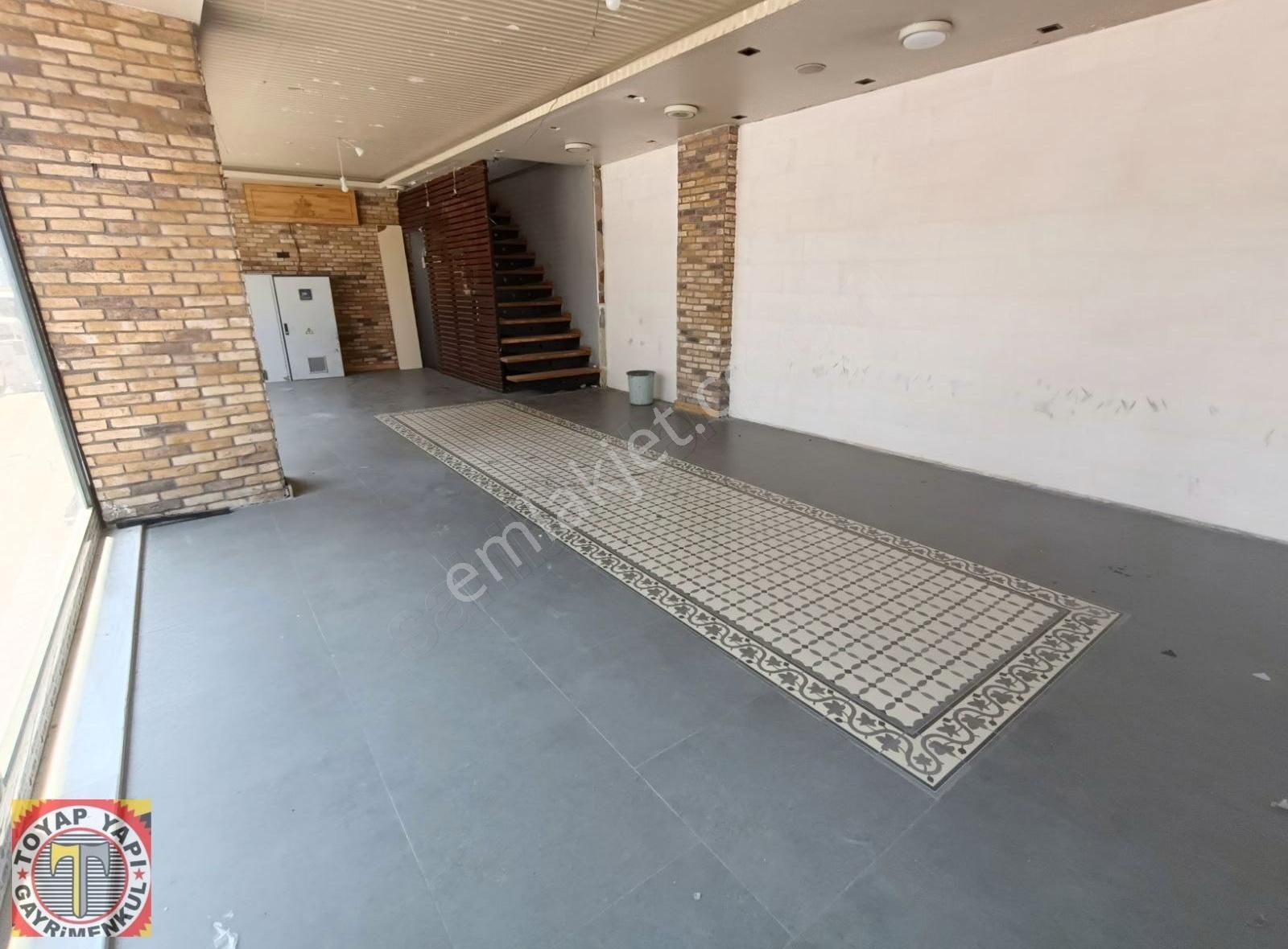 Sultangazi Tramvay Caddesi'nde 3katlı Kiralık Dükkan 260m²