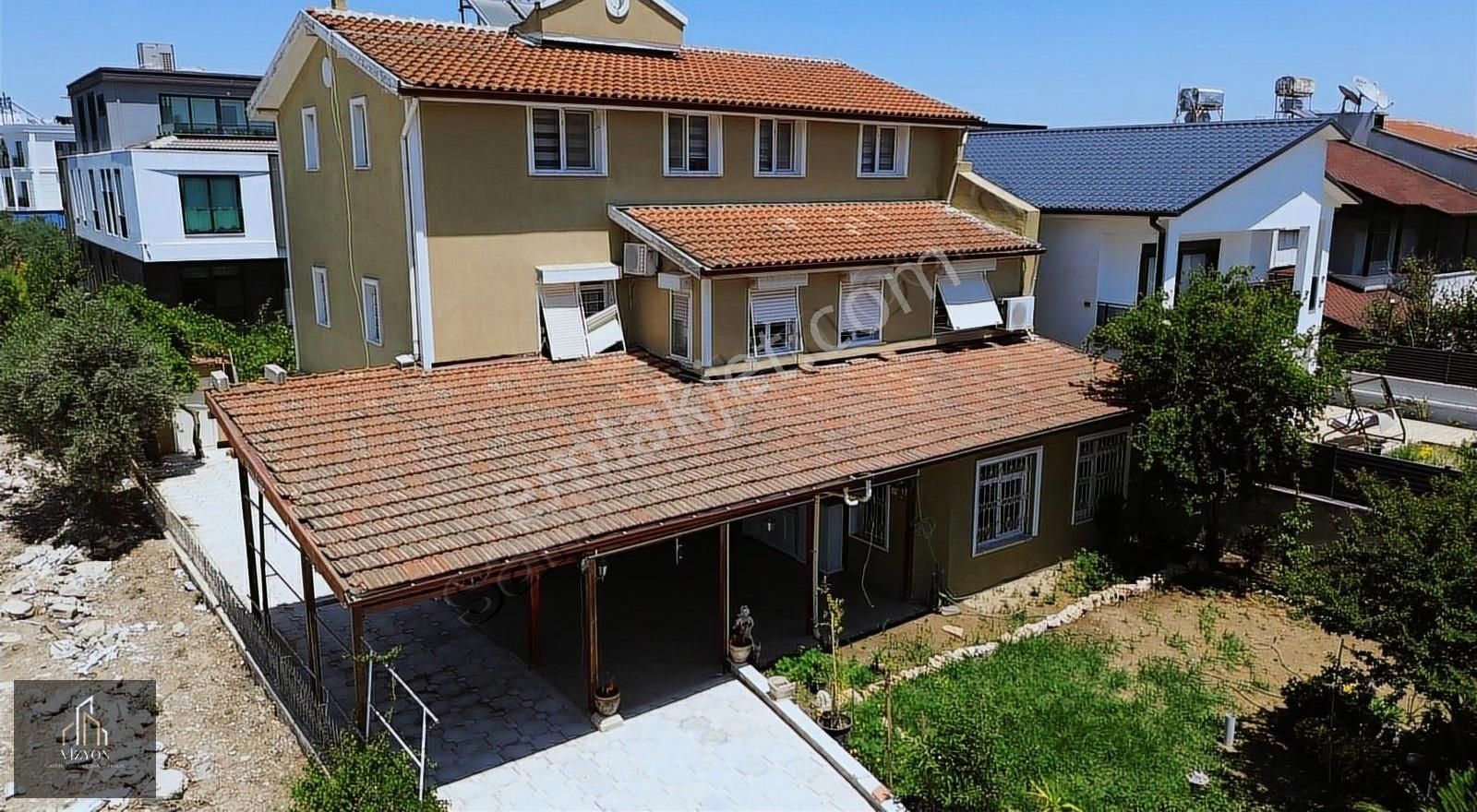 Vizyon Gayrimenkul'den Bahçelievler İçinde Satılık Triplex