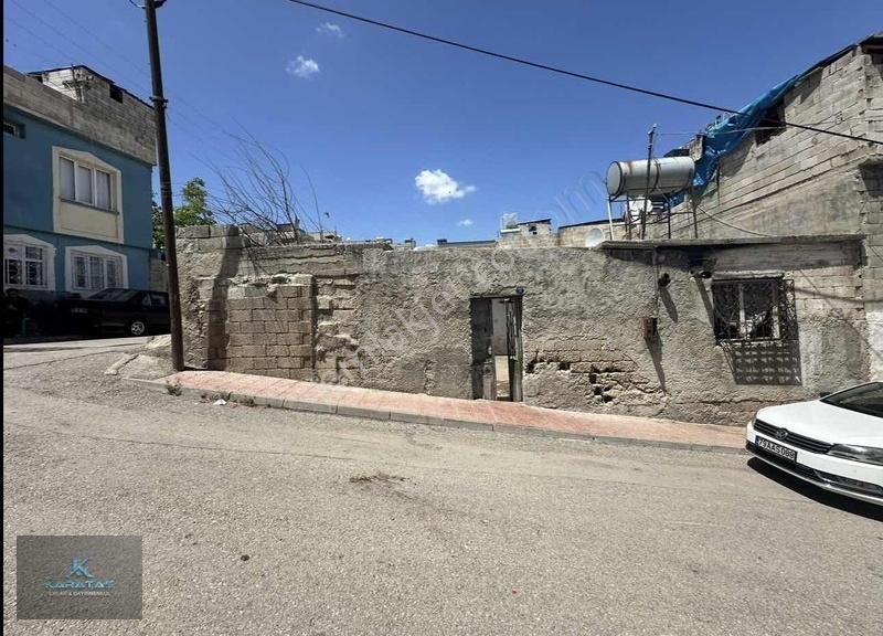 Karataş Bilali Habeş Mahallesinde Satılık Köşe Başı Müstakil Ev