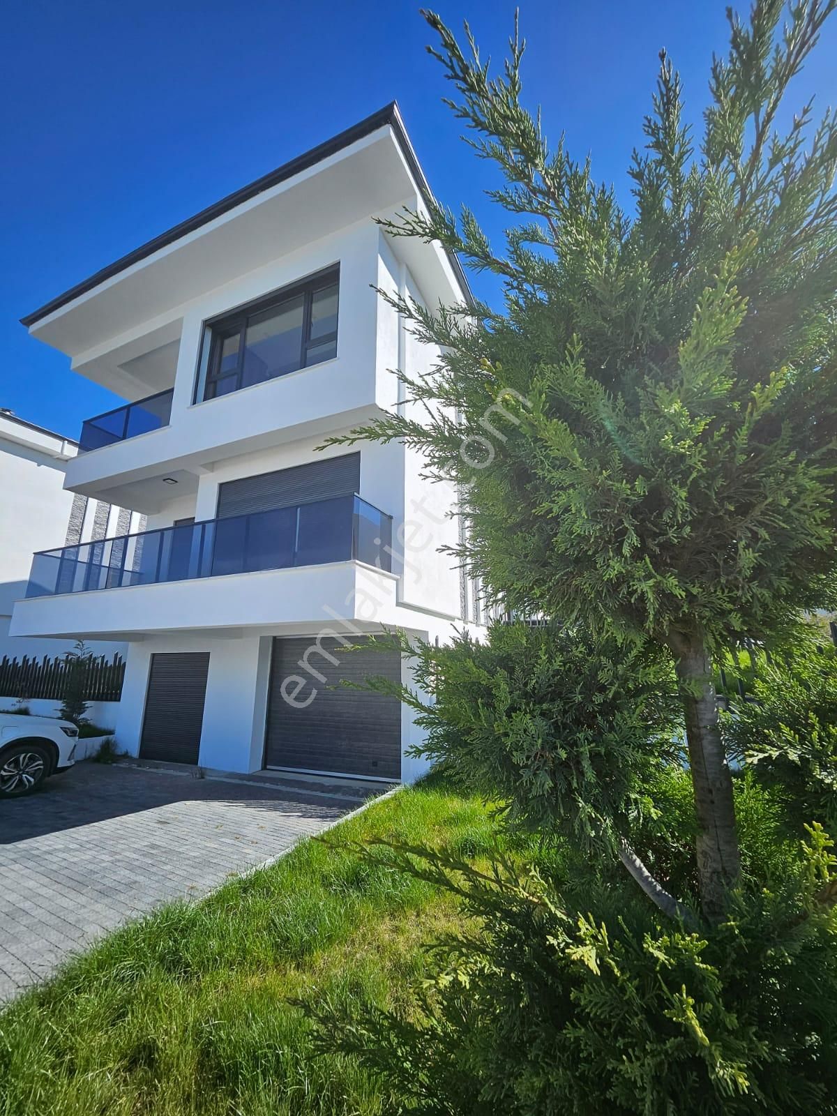 Karabayırda Bahçeli Yerden Isıtma İskanlı Sıfır 4+1 Villa Sj-